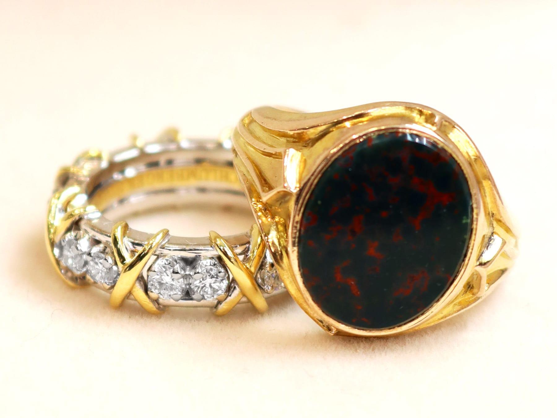 Anillo antiguo de piedra de sangre de 2,42 quilates y oro amarillo de 14 quilates en venta 1