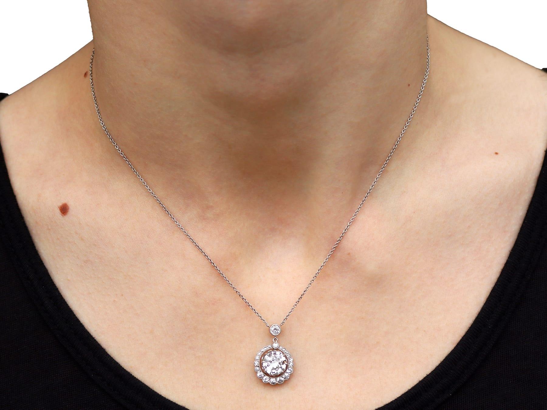 Antico ciondolo con diamante da 2,48 carati e aureola in platino Circa 1920 in vendita 6