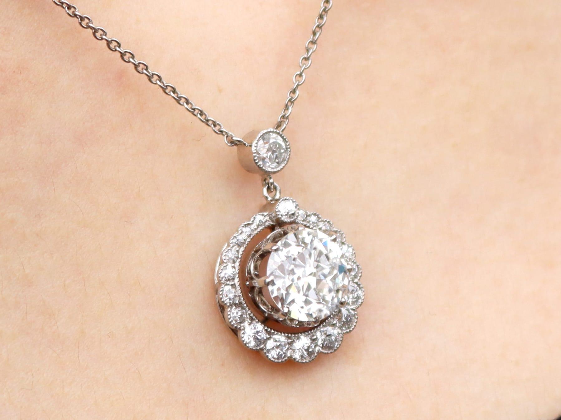 Antico ciondolo con diamante da 2,48 carati e aureola in platino Circa 1920 in vendita 7