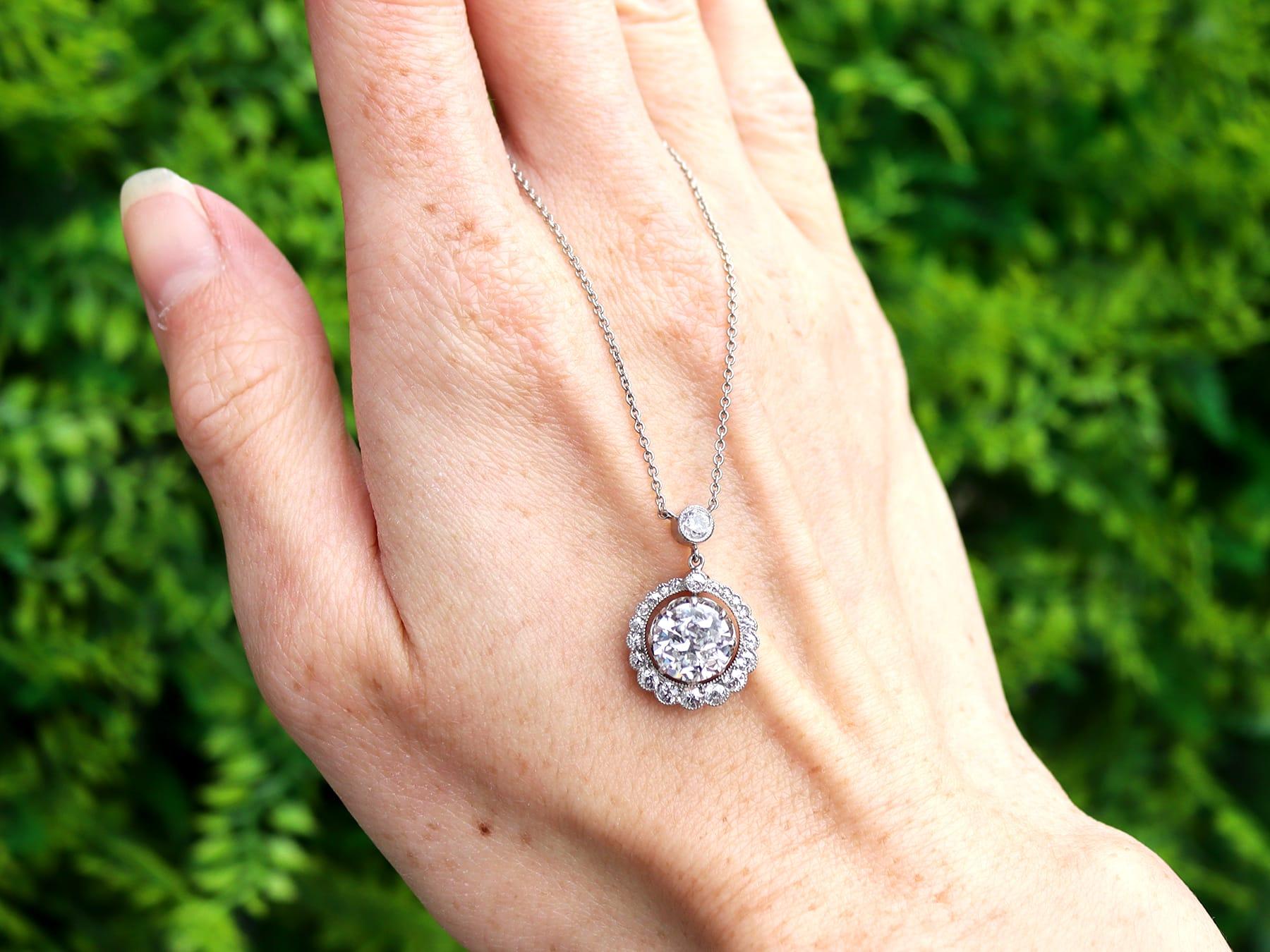 Uno splendido, raffinato e imponente pendente antico con diamante e aureola in platino da 2,48 carati; fa parte della nostra ampia collezione di gioielli degli anni '20.

Questo splendido pendente con diamante antico è stato realizzato in