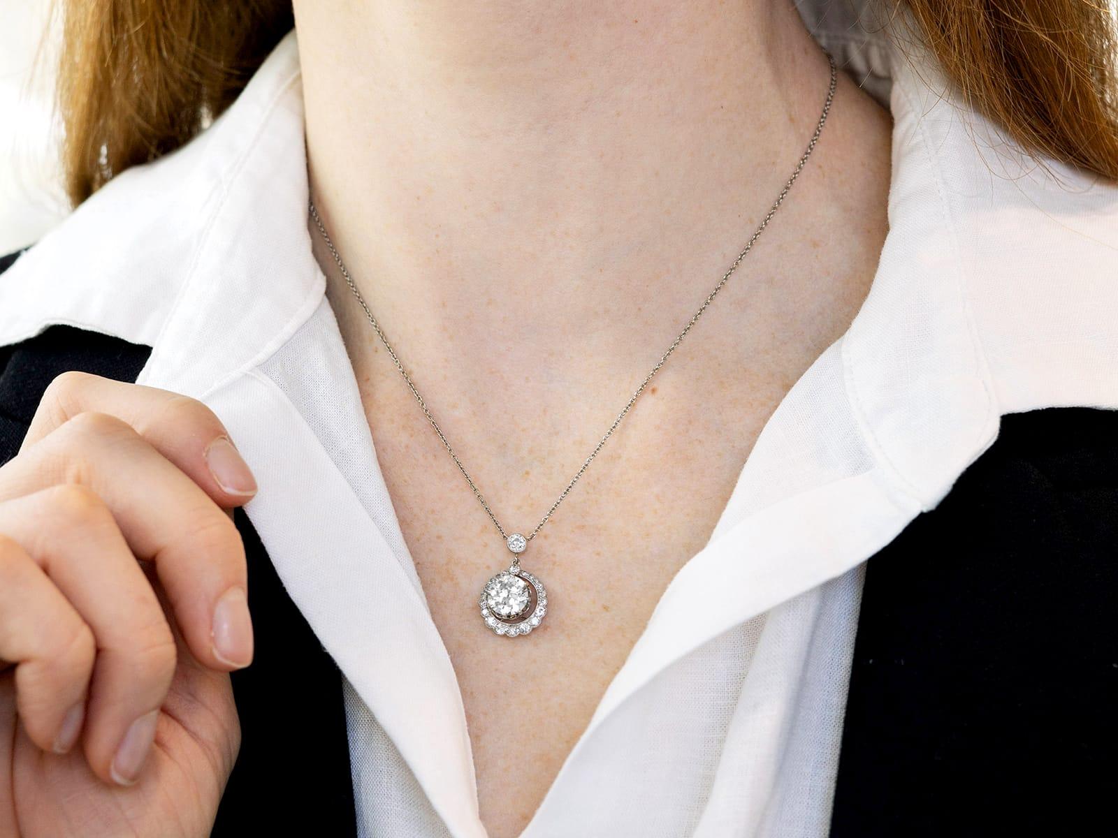 Antico ciondolo con diamante da 2,48 carati e aureola in platino Circa 1920 In condizioni ottime in vendita a Jesmond, Newcastle Upon Tyne