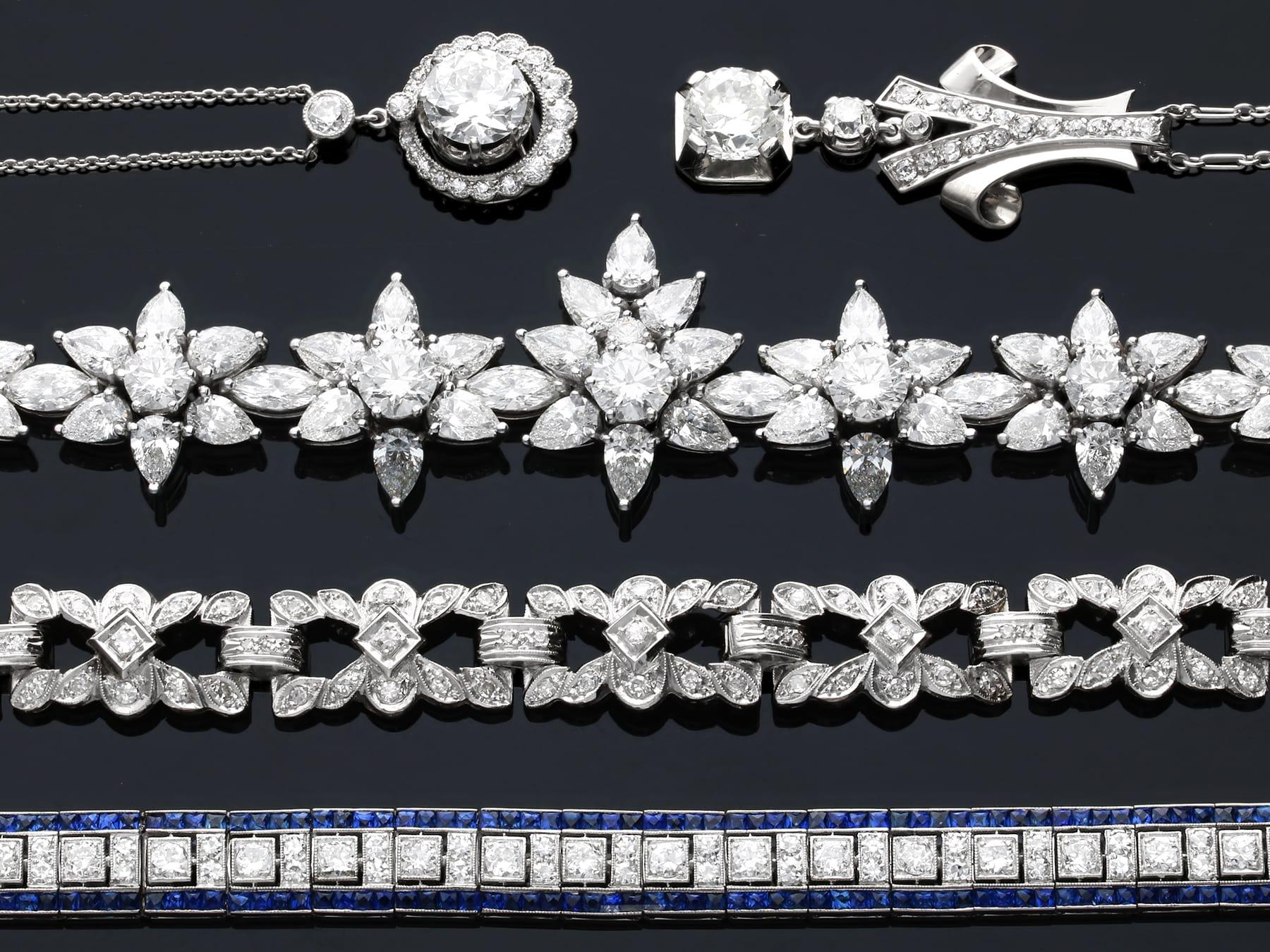 Antico ciondolo con diamante da 2,48 carati e aureola in platino Circa 1920 in vendita 1