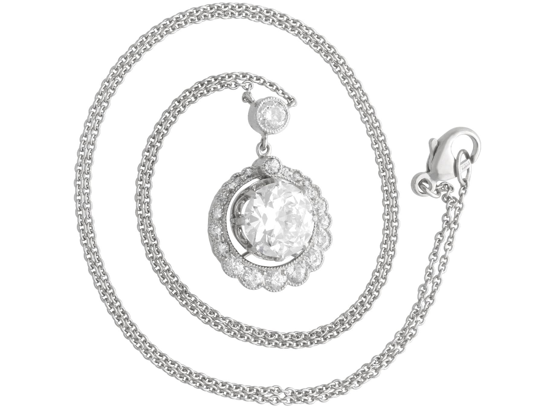 Antico ciondolo con diamante da 2,48 carati e aureola in platino Circa 1920 in vendita 2