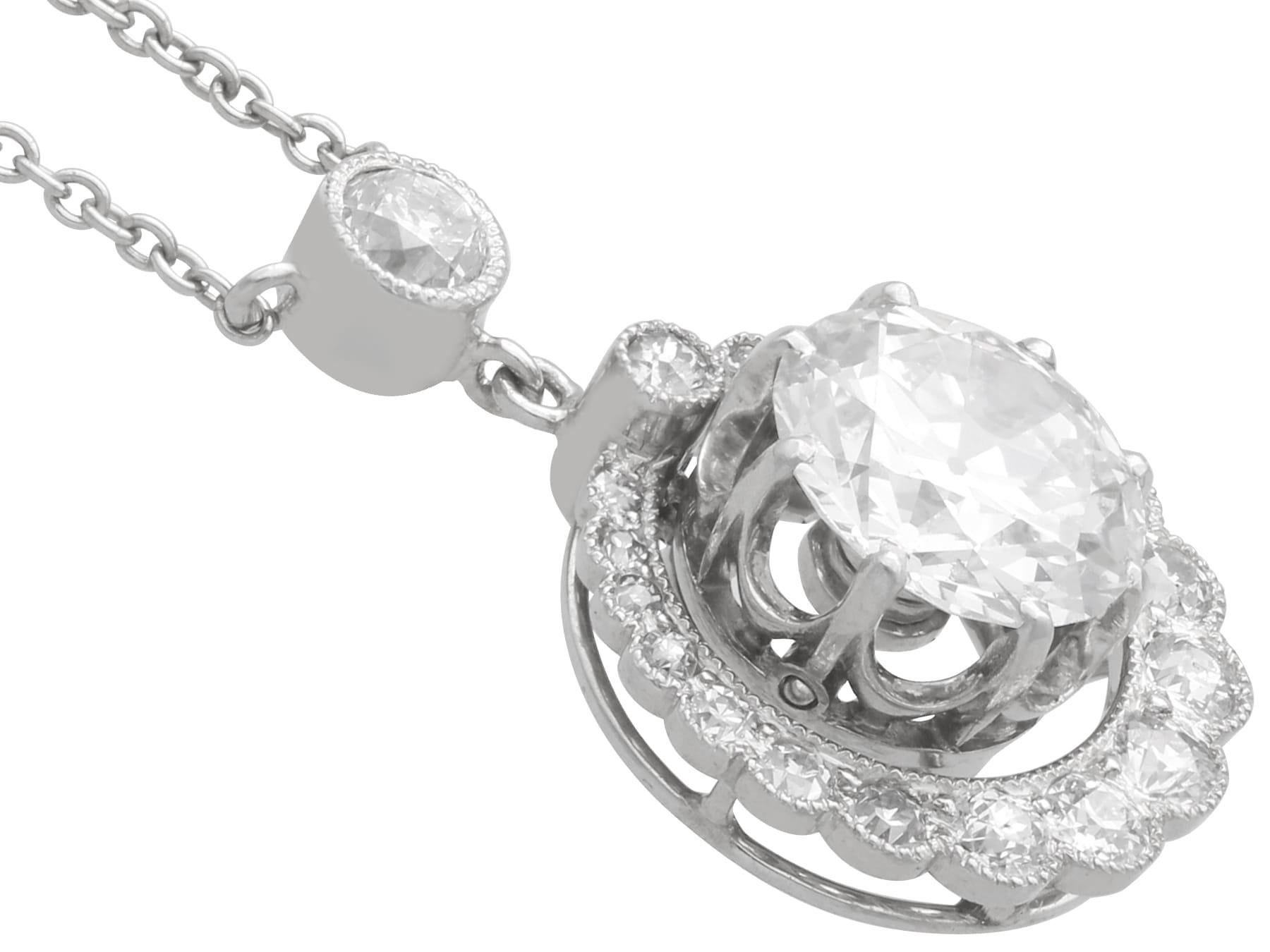 Antico ciondolo con diamante da 2,48 carati e aureola in platino Circa 1920 in vendita 3