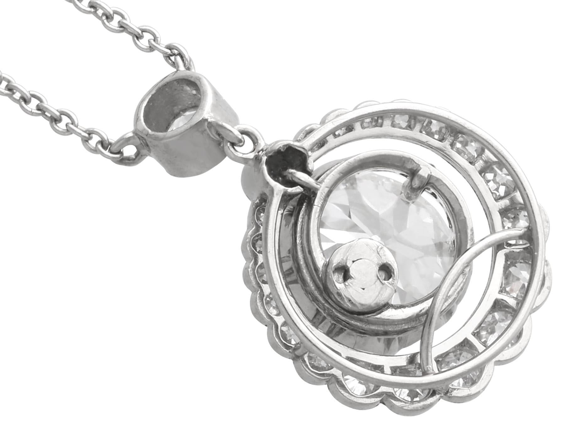 Antico ciondolo con diamante da 2,48 carati e aureola in platino Circa 1920 in vendita 4