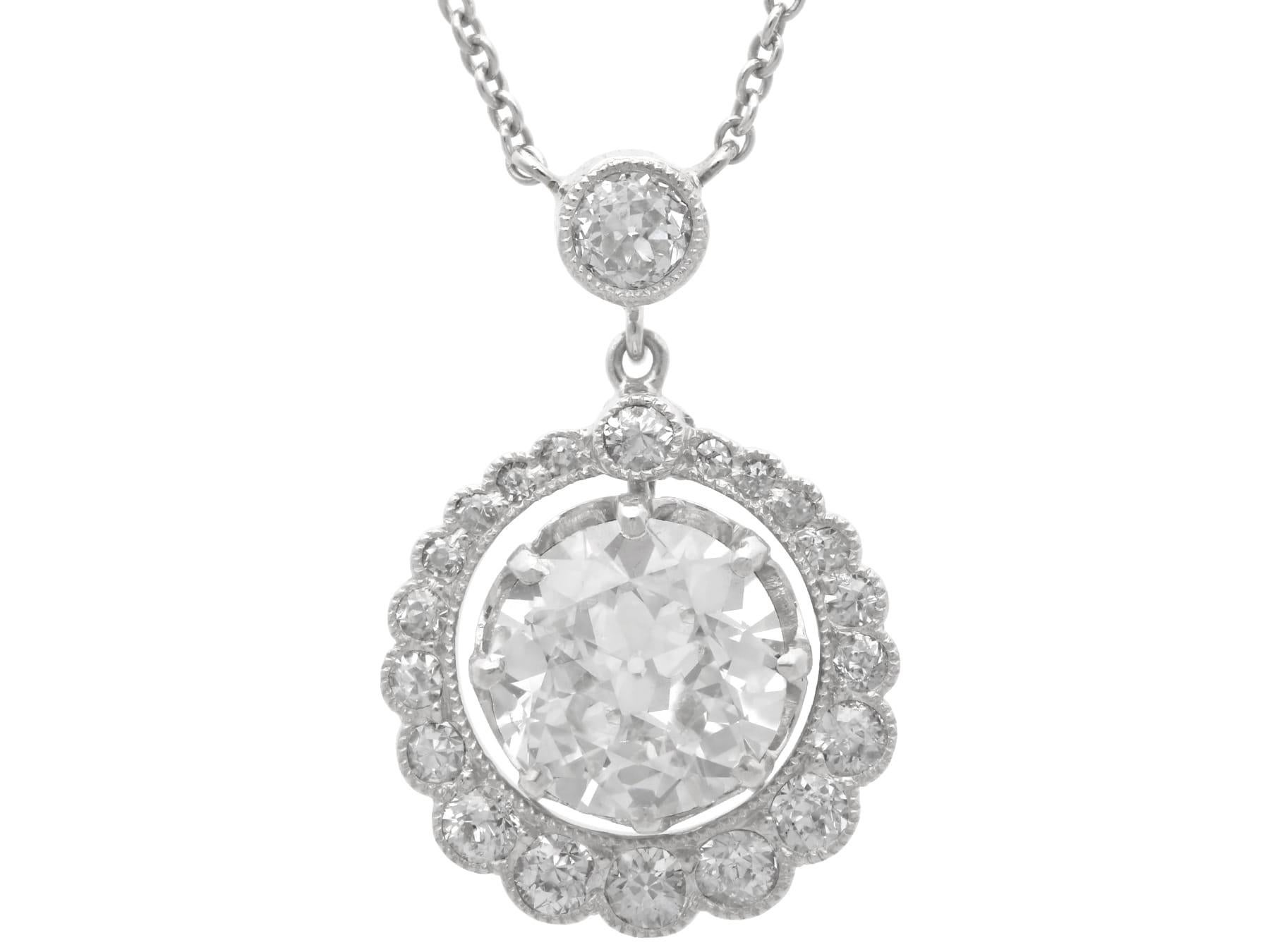 Pendentif Halo en platine et diamant de 2,48 carats Circa 1920