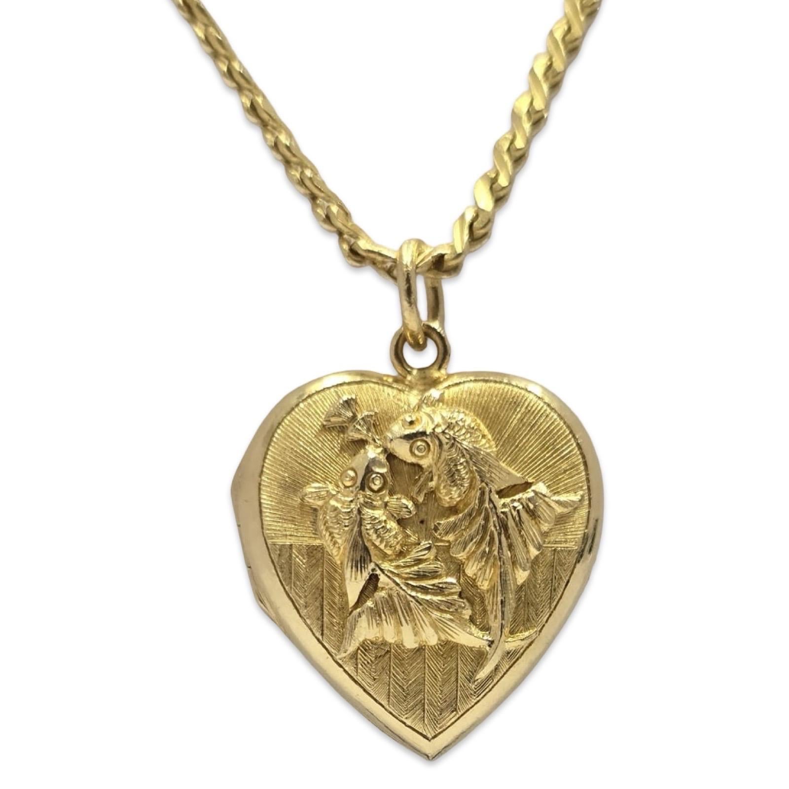 Un remarquable collier à médaillon en or de qualité investissement, réalisé en or massif 24 carats, 995 pur. Ce médaillon de cœur chinois vintage présente des koï gravés à la main et très détaillés - symboles révérés de prospérité, de persévérance