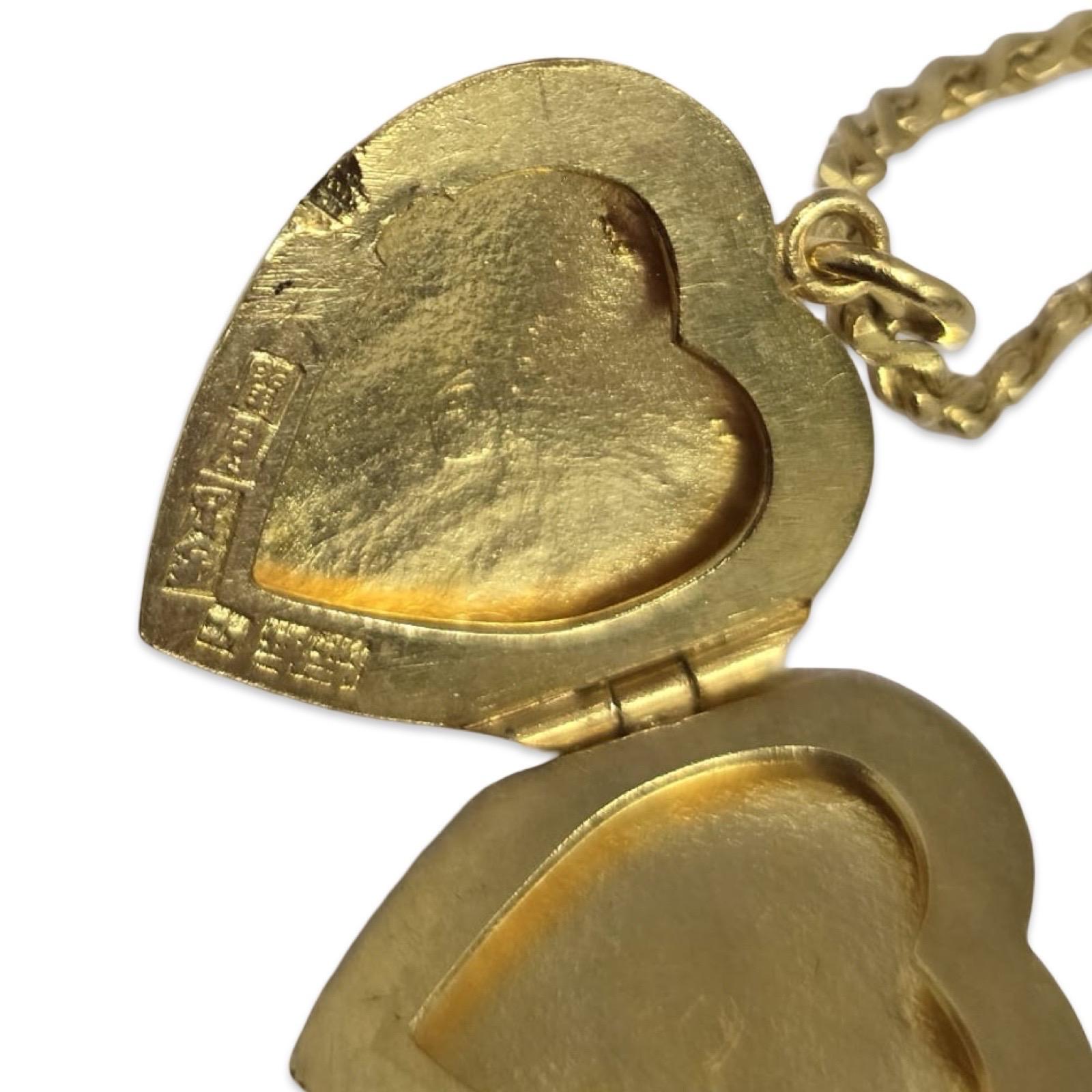 Collier ancien en or 24K avec médaillon en forme de coeur en forme de Koi chinois et script de santé en vente 1