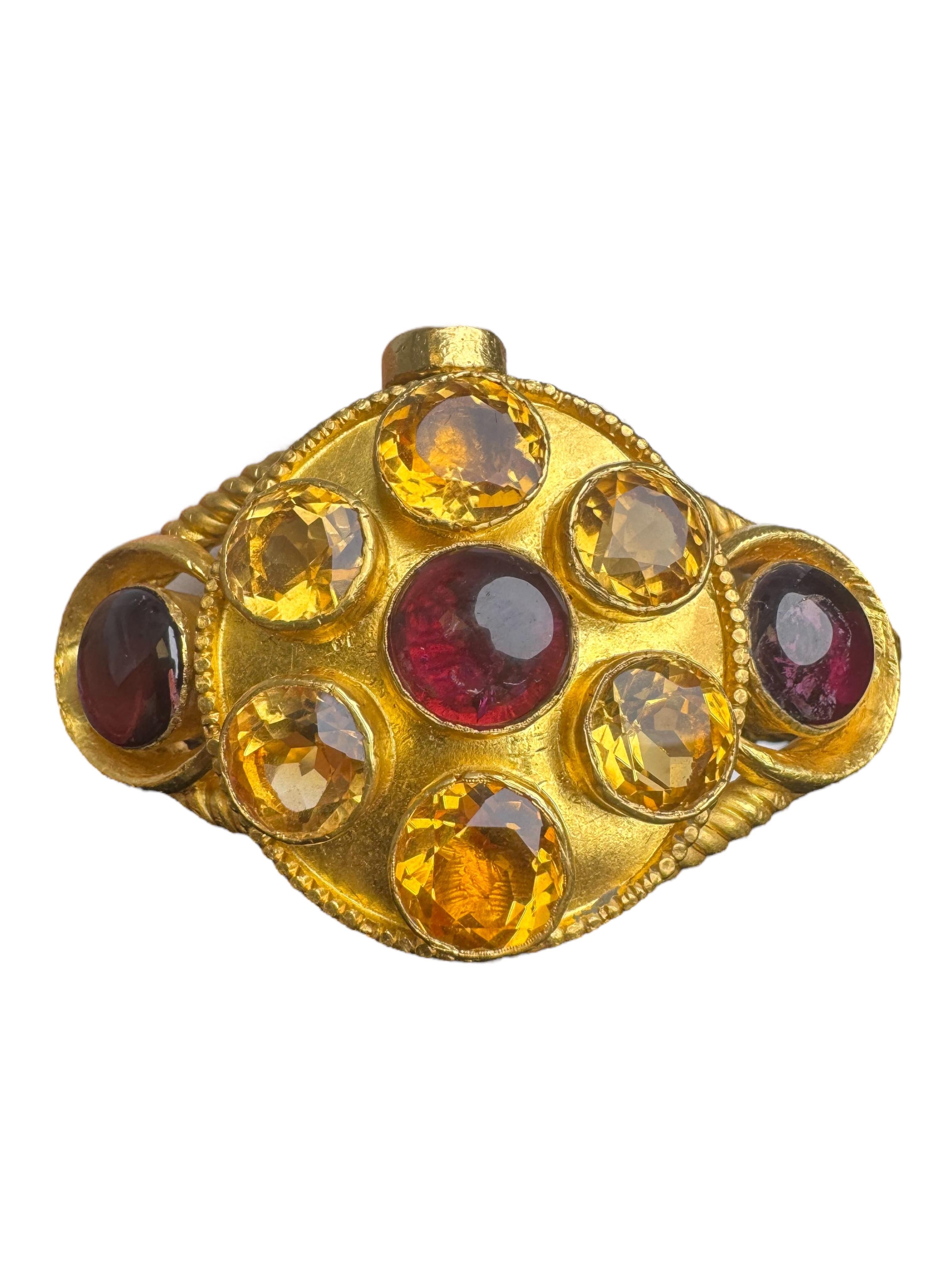 Esempio museale dell'arte del XIX secolo, questo eccezionale bracciale Etruscan Revival è realizzato in oro giallo massiccio 24 carati e pesa ben 164,51 grammi. Il centrotavola a cupola presenta un'impressionante combinazione di citrini dorati
