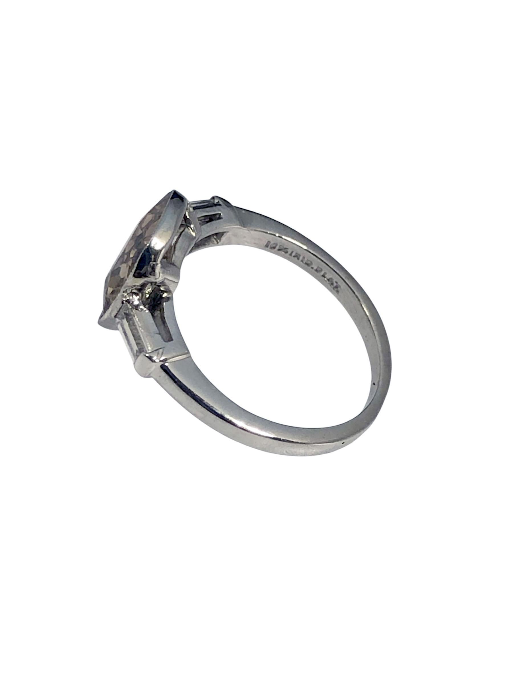 Taglio cuscino Anello antico con diamante a cuscino di 2,50 carati di colore fantasia in vendita