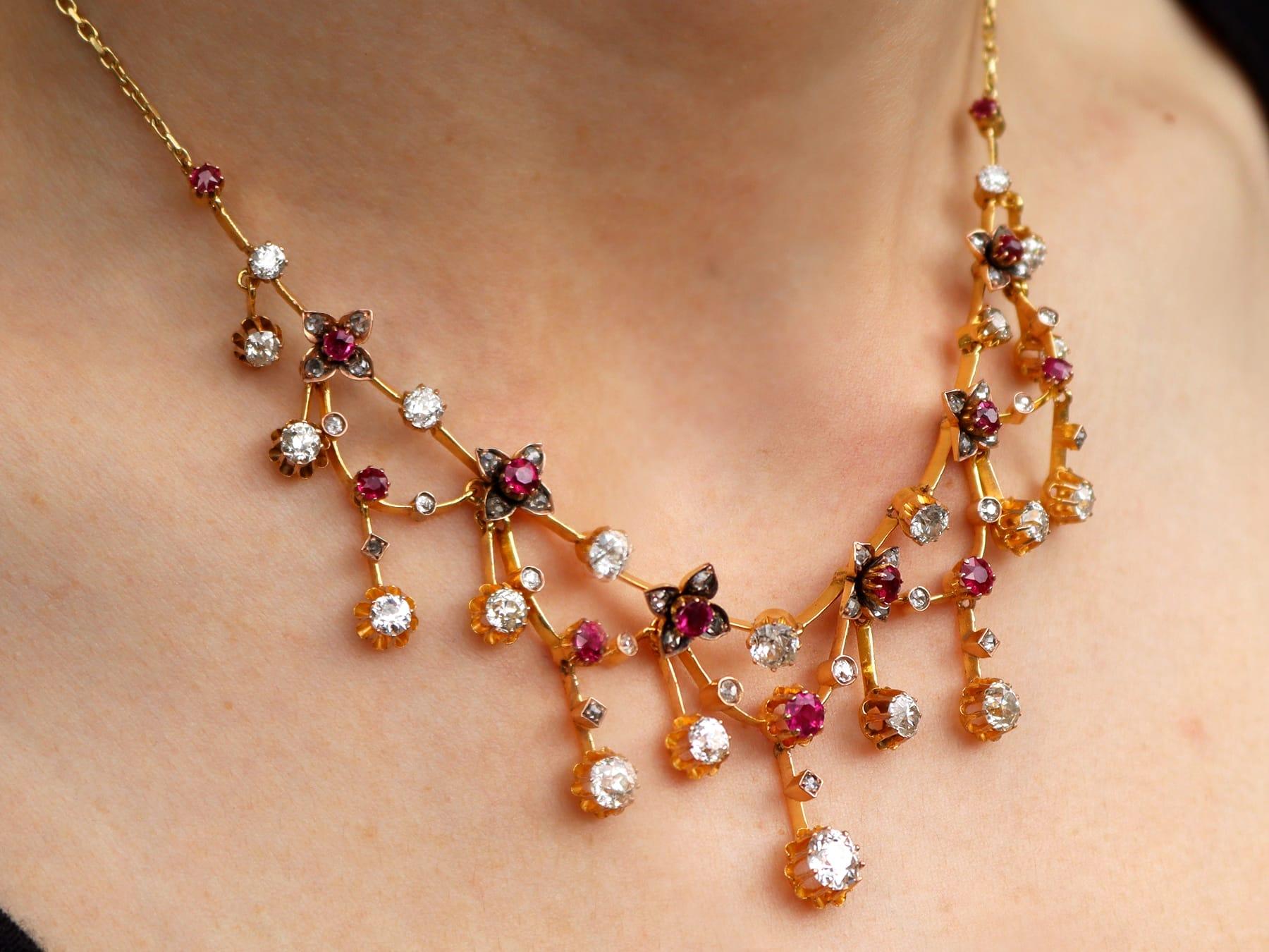 Collier ancien en or jaune 18k, rubis 2,50 carats et diamant 4,70 carats Circa 1890 en vente 4