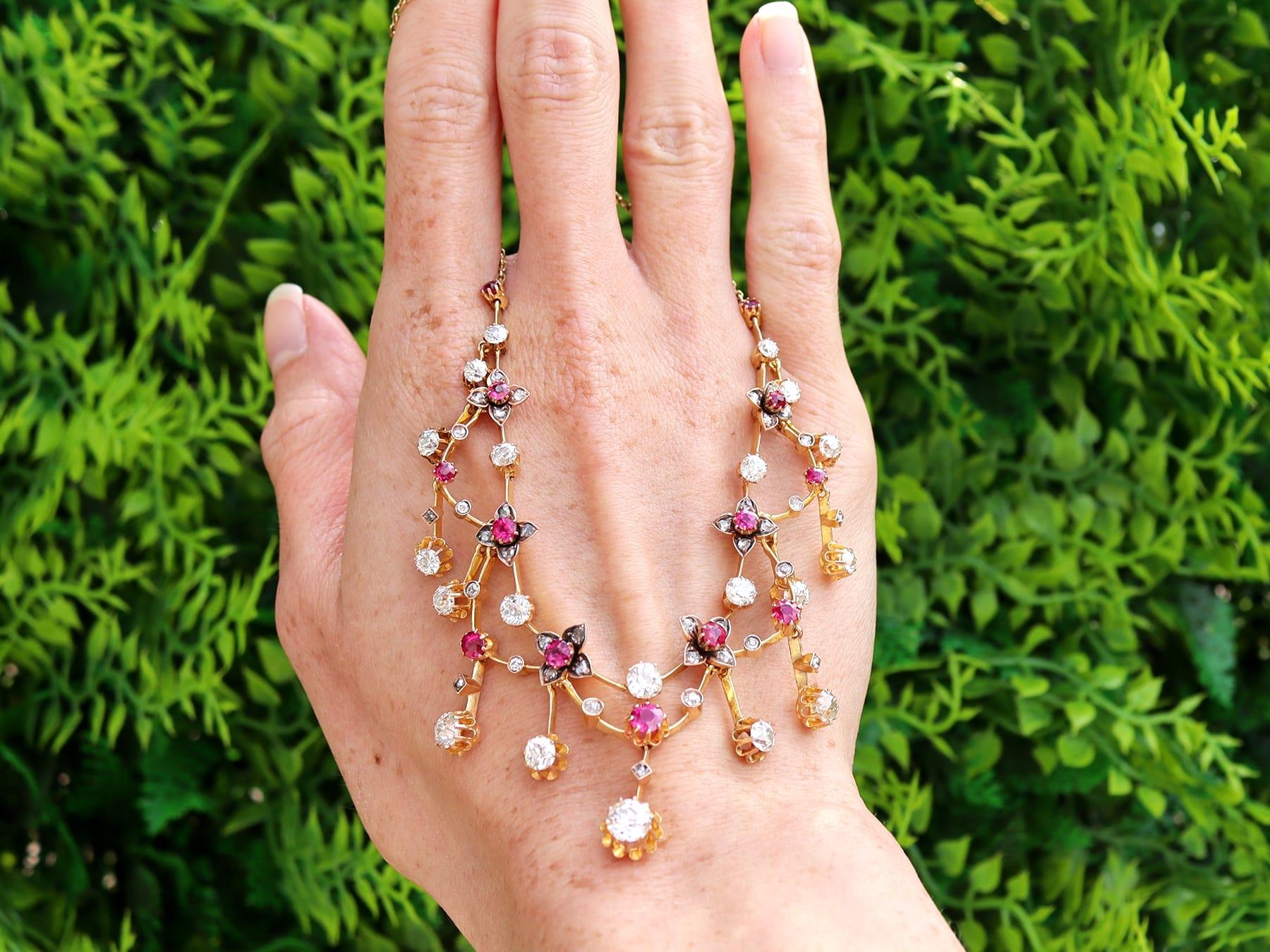 Superbe, fin et impressionnant collier victorien ancien composé de rubis de 2,50 carats et de diamants de 4,70 carats, en or jaune 18 carats et en argent. Il fait partie de nos diverses collections de bijoux en rubis et de bijoux de succession.

Ce