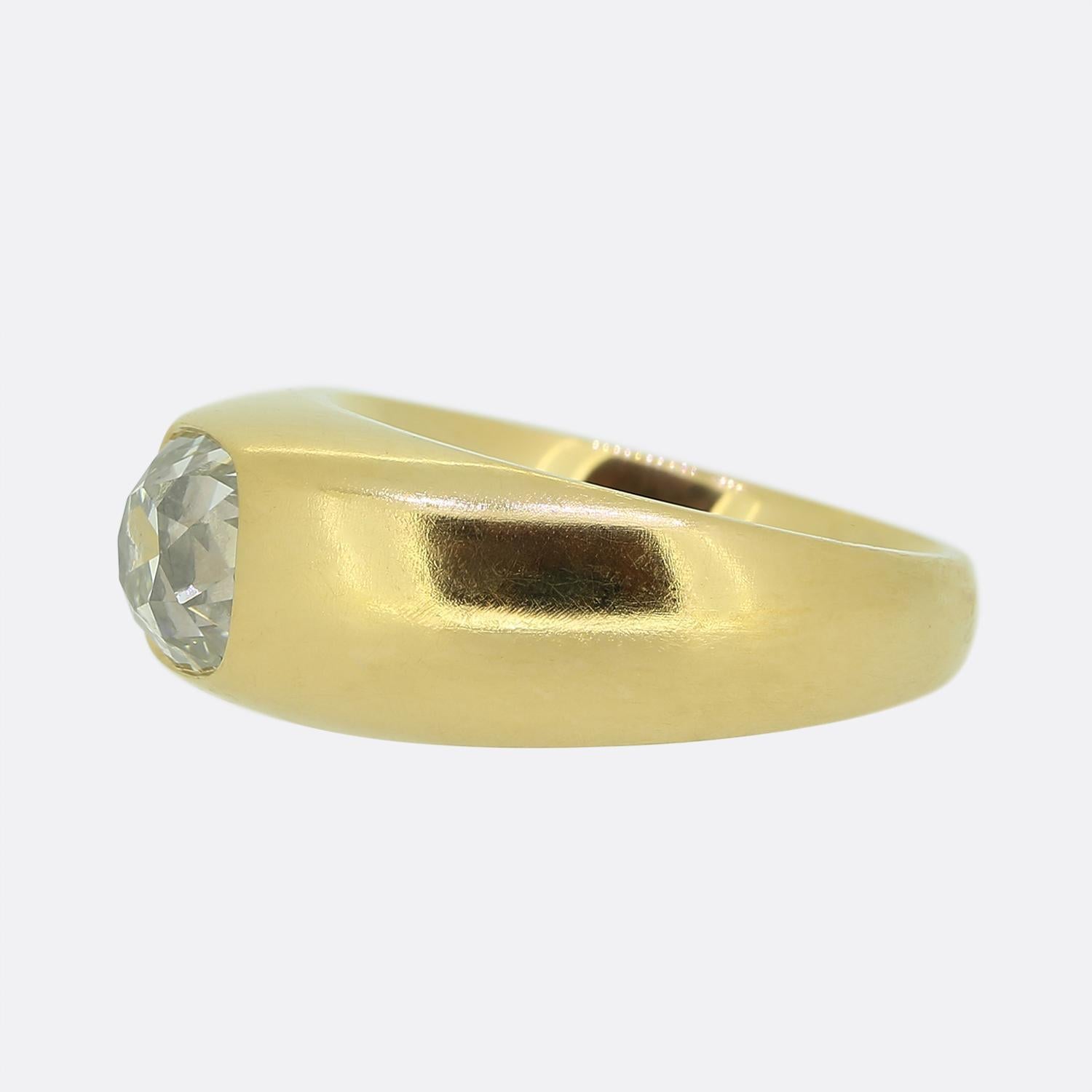 Hier haben wir einen großartigen Single Stone Diamantring. Dieses klassisch gestaltete Stück wurde aus reichhaltigem 22-karätigem Gelbgold gefertigt und verfügt über einen auffälligen 2,51-karätigen Diamanten im Kissenschliff in der Mitte der