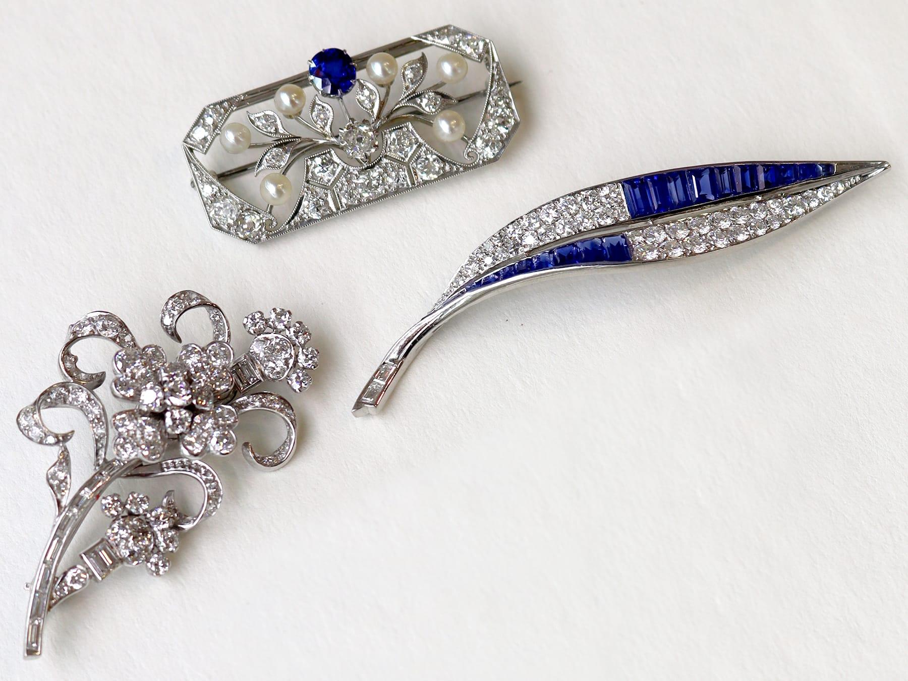 Antique 2.54Ct Sapphire, 3.25Ct Diamond and Platinum Leaf Brooch Circa 1930 In Excellent Condition For Sale In Jesmond, Newcastle Upon Tyne