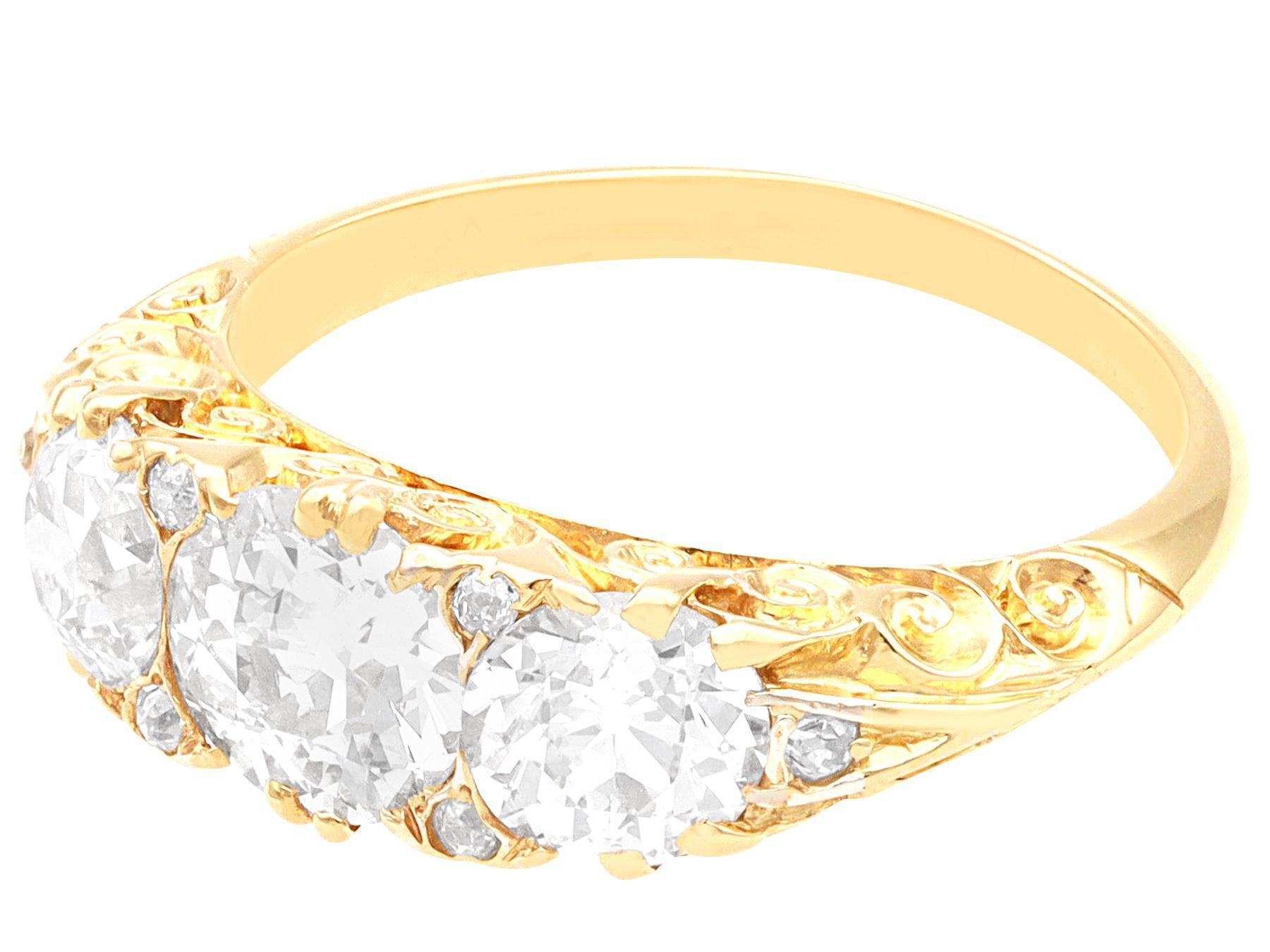 Antiker 2,56 Karat Diamant und Gelbgold Trilogy-Ring (Viktorianisch) im Angebot