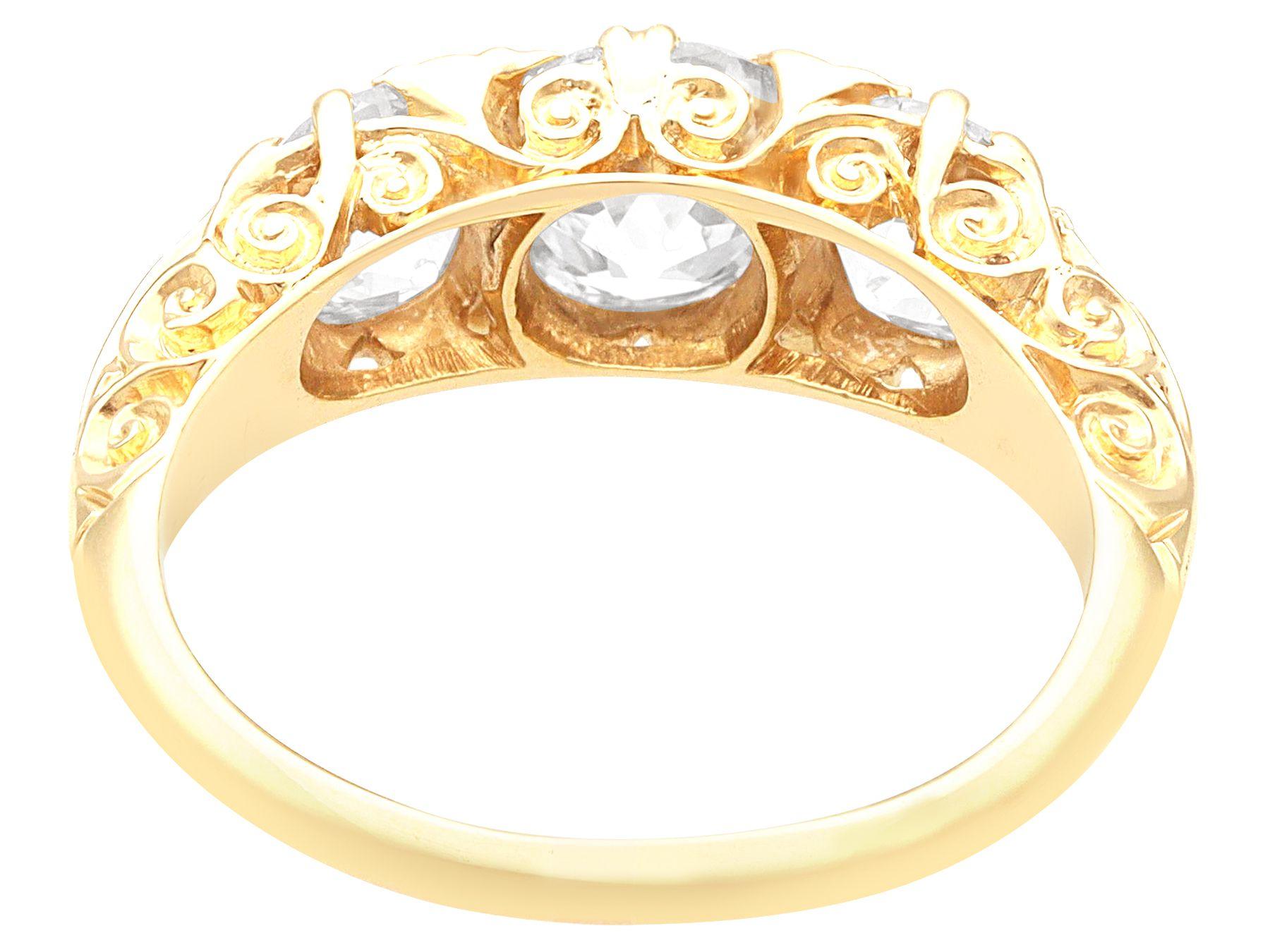 Antiker 2,56 Karat Diamant und Gelbgold Trilogy-Ring (Alteuropäischer Schliff) im Angebot