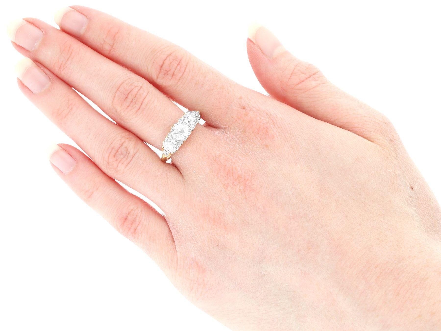 Antiker 2,56 Karat Diamant und Gelbgold Trilogy-Ring 3