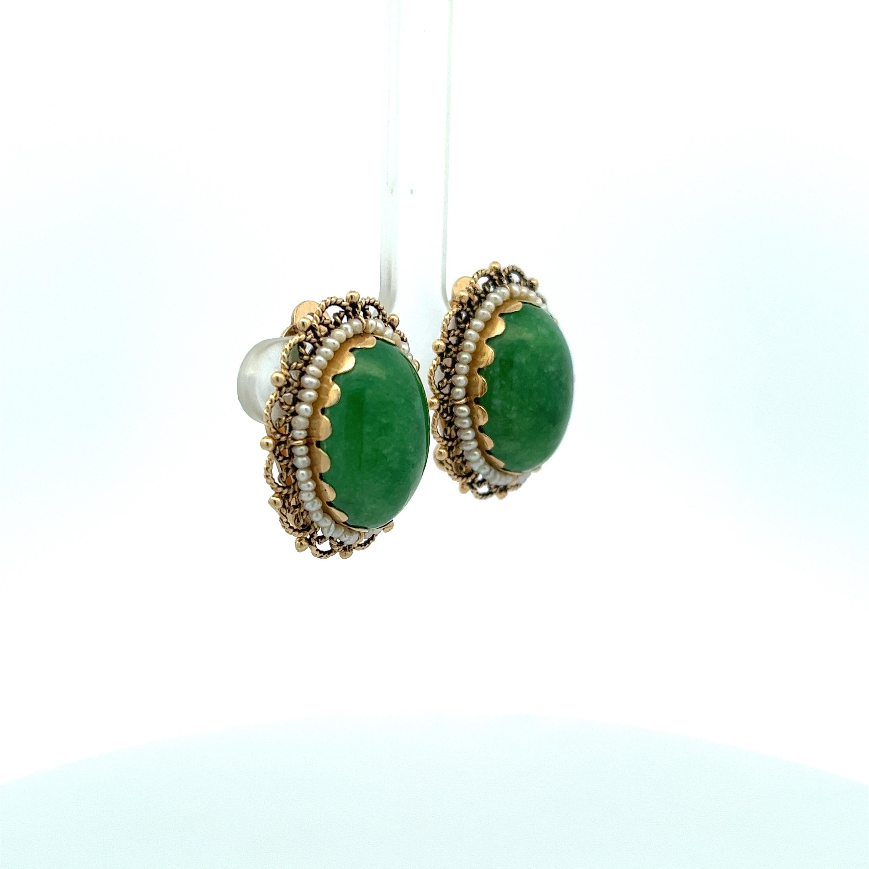 Oval Cut Antique 25.7 Carat Jade and Pearl 14 Karat Yellow Gold Clip on Earrings 
