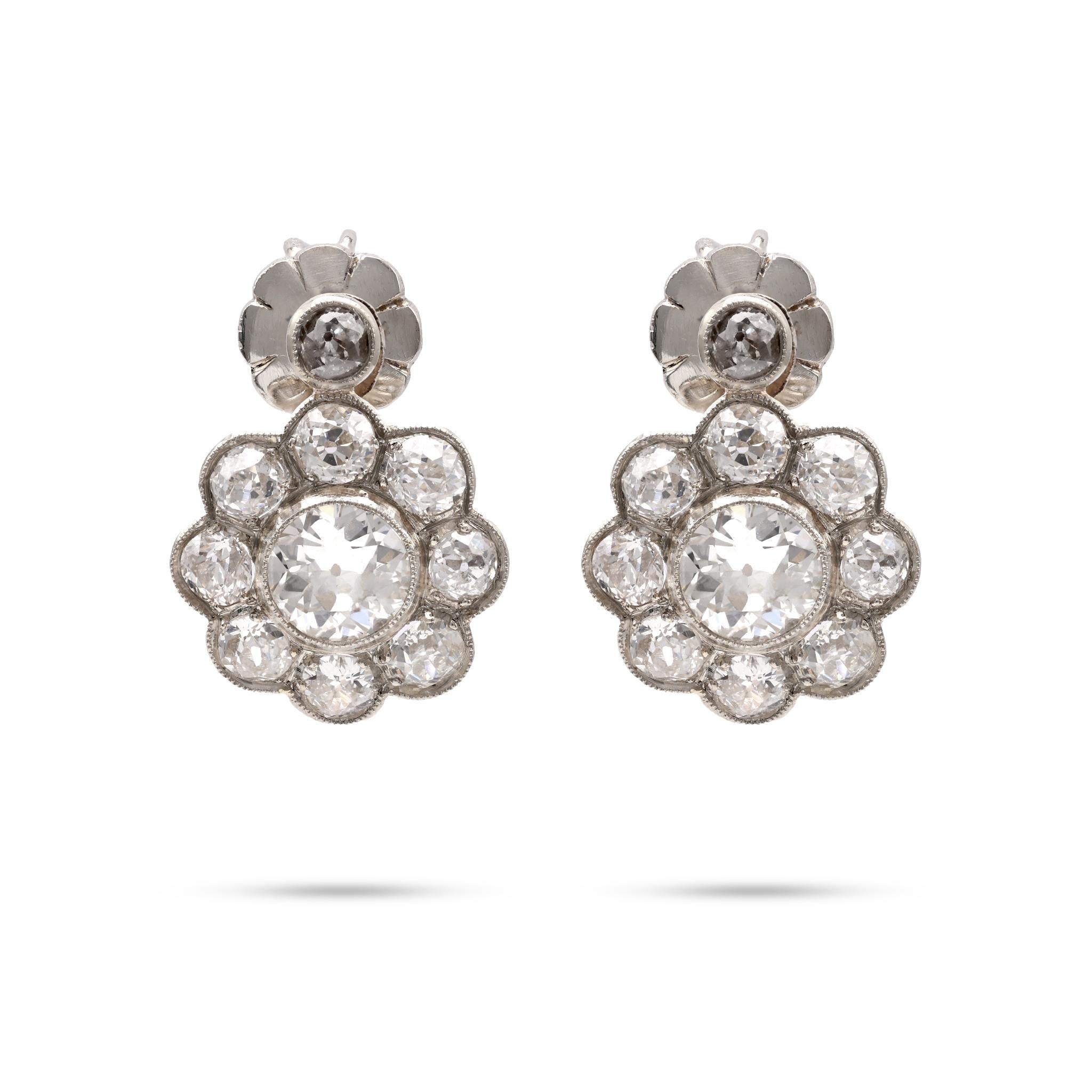 Taille vieille Europe Boucles d'oreilles anciennes en platine avec diamants de 2,6 carats en vente