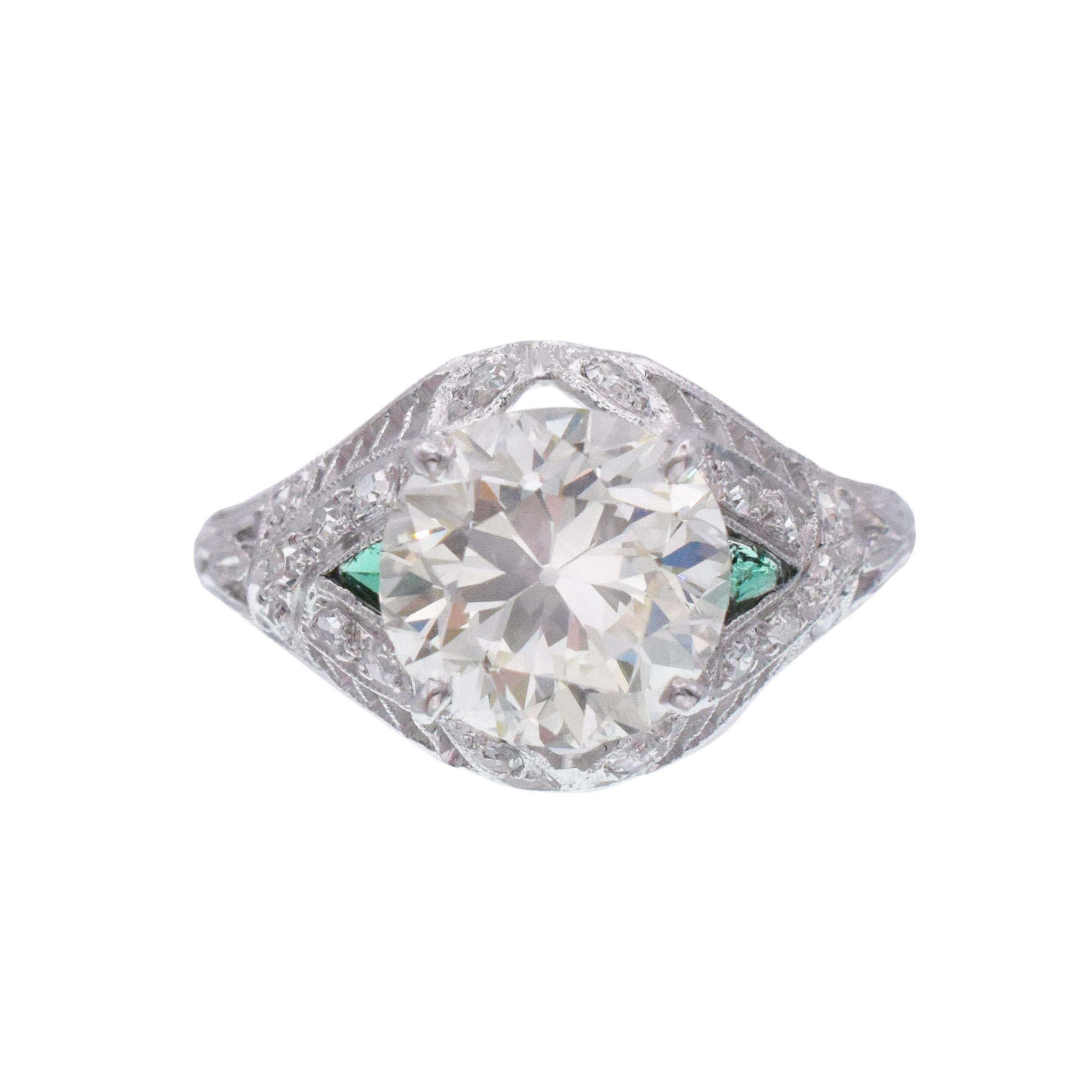Anello antico con diamanti taglio europeo da 2,60 ct.
Platino. Circa all'inizio del 1900. Al centro dell'anello sono incastonati 2,60 carati di diamante Old European Cut, colore: giallo chiaro, purezza: VS.
Montatura in platino antico traforato con