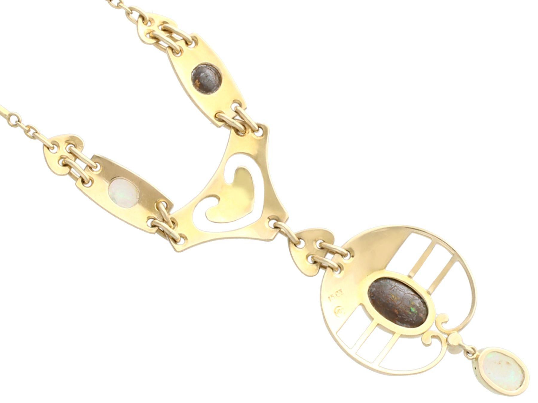 Women's or Men's Art Nouveau 2.62 Carat Opal and Yellow Gold Necklace For Sale