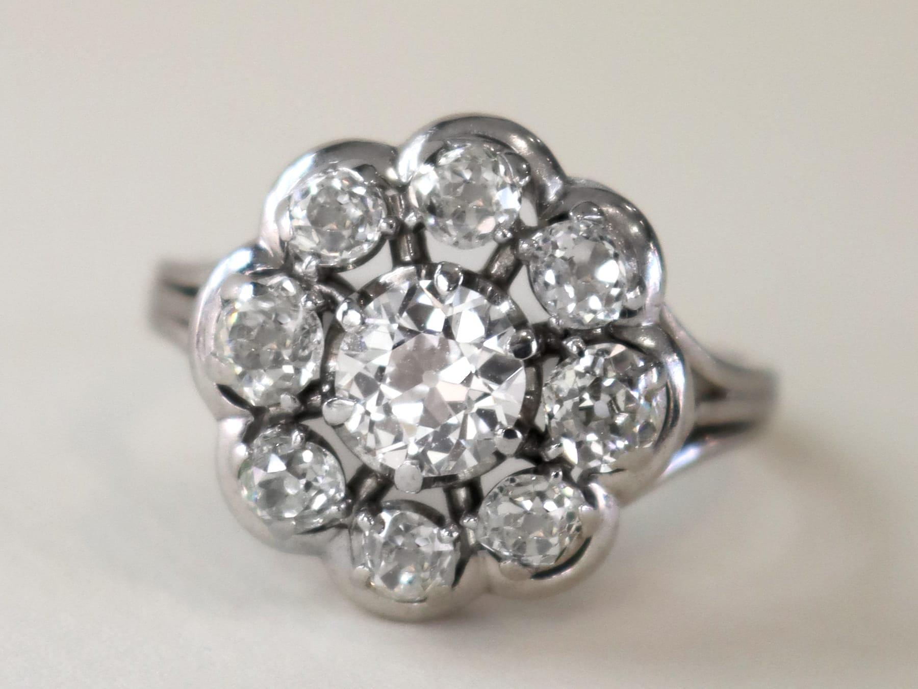 Antiker 2,66 Karat Diamant und Platin-Cluster-Ring (Alteuropäischer Schliff) im Angebot