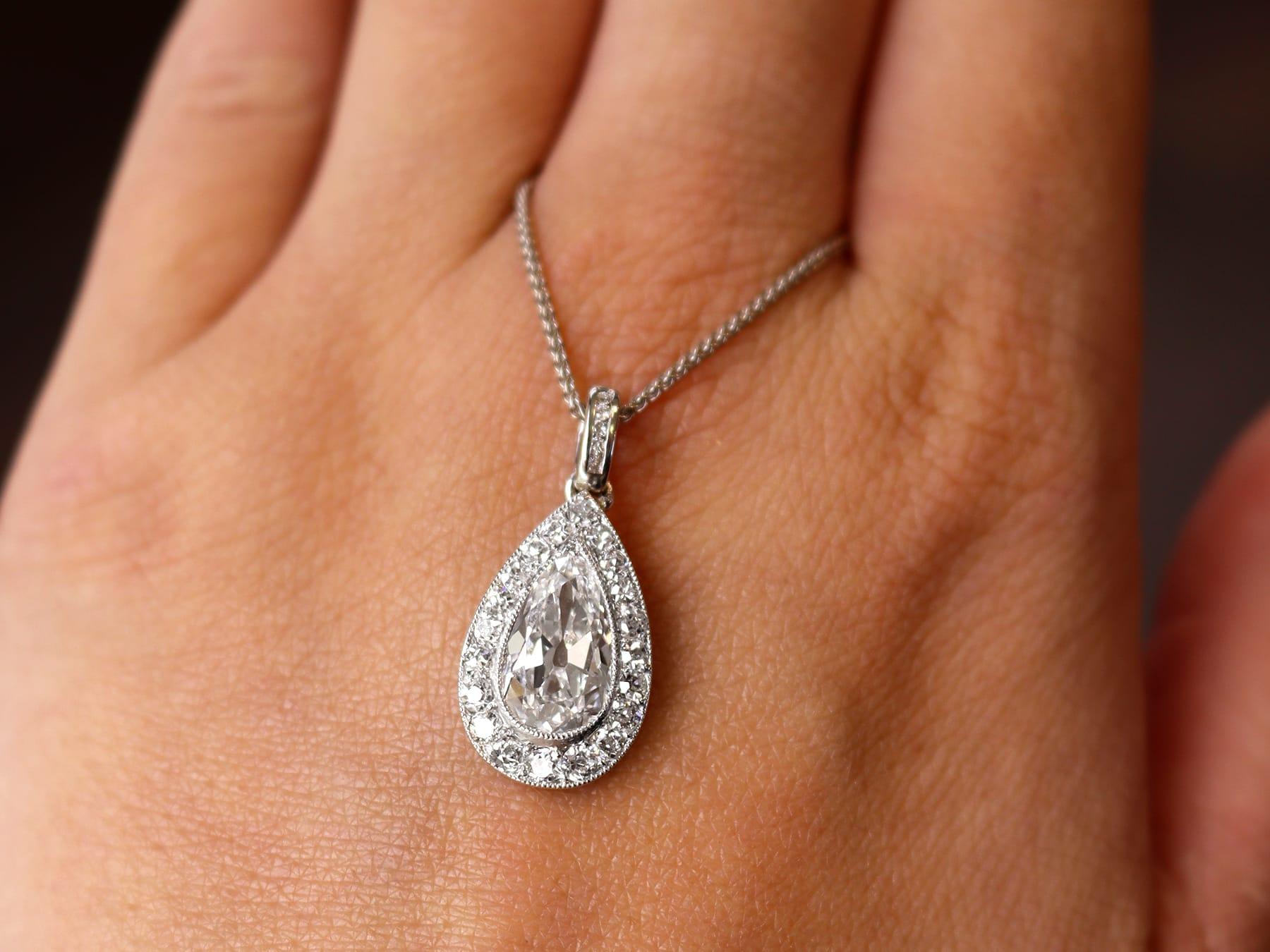 Antique 2.72Ct Diamond and Platinum Pendant Circa 1910 In Excellent Condition For Sale In Jesmond, Newcastle Upon Tyne
