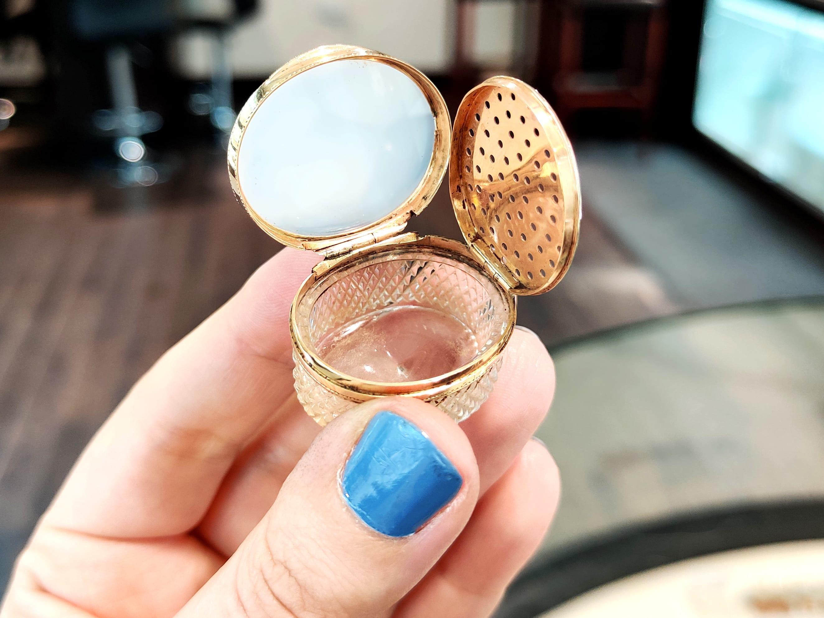 Un'eccezionale, raffinata e imponente vinaigrette antica del 1820 in quarzo da 27,34 carati, oro giallo da 15 carati e vetro; un'aggiunta alla nostra collezione di scatole e astucci in argento.

Questa eccezionale, raffinata e impressionante