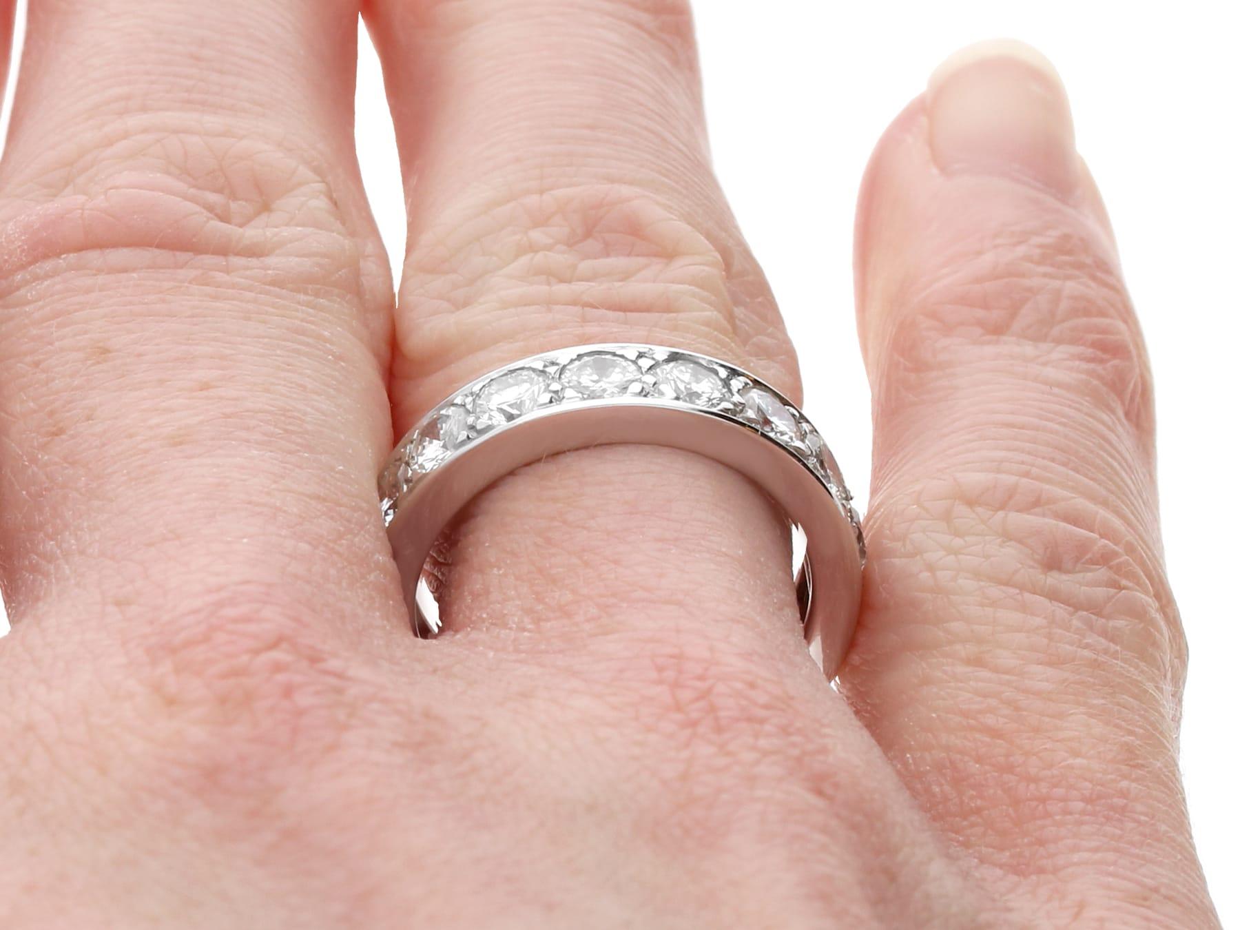 Anillo de eternidad antiguo de 2,80 quilates de diamantes y oro blanco de 18 quilates Circa 1935 en venta 5