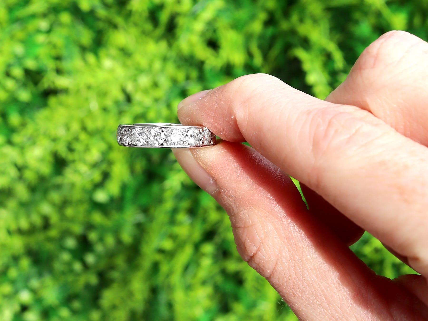 Un asombroso, fino e impresionante anillo de eternidad completo de diamantes antiguos de 2,80 quilates y oro blanco de 18 quilates; forma parte de nuestra variada colección de anillos de diamantes.

Este fino e impresionante anillo de eternidad de