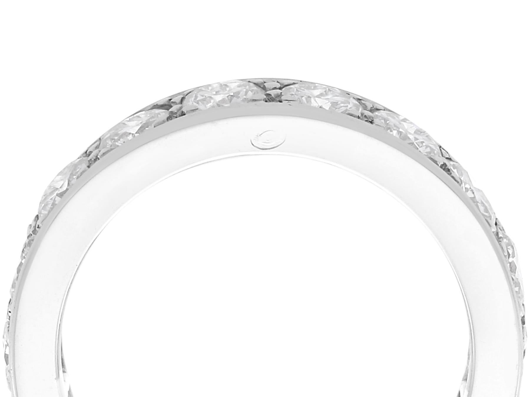 Anillo de eternidad antiguo de 2,80 quilates de diamantes y oro blanco de 18 quilates Circa 1935 Corte redondo en venta
