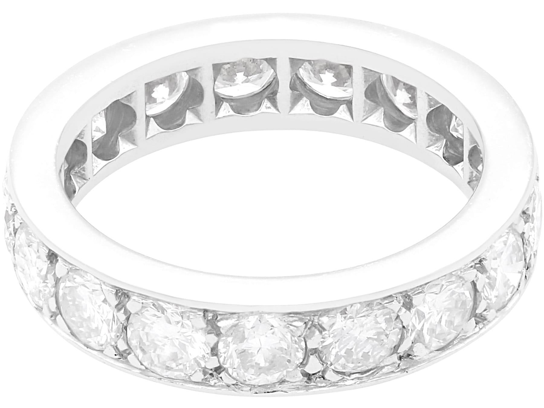 Anillo de eternidad antiguo de 2,80 quilates de diamantes y oro blanco de 18 quilates Circa 1935 en Excelente estado para la venta en Jesmond, Newcastle Upon Tyne