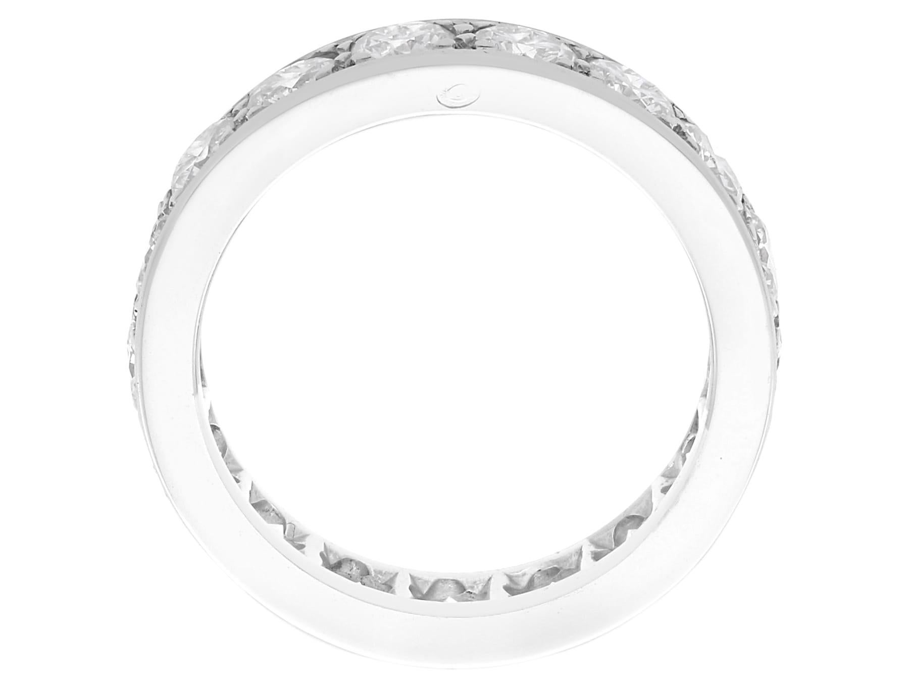 Femenino o masculino Anillo de eternidad antiguo de 2,80 quilates de diamantes y oro blanco de 18 quilates Circa 1935 en venta