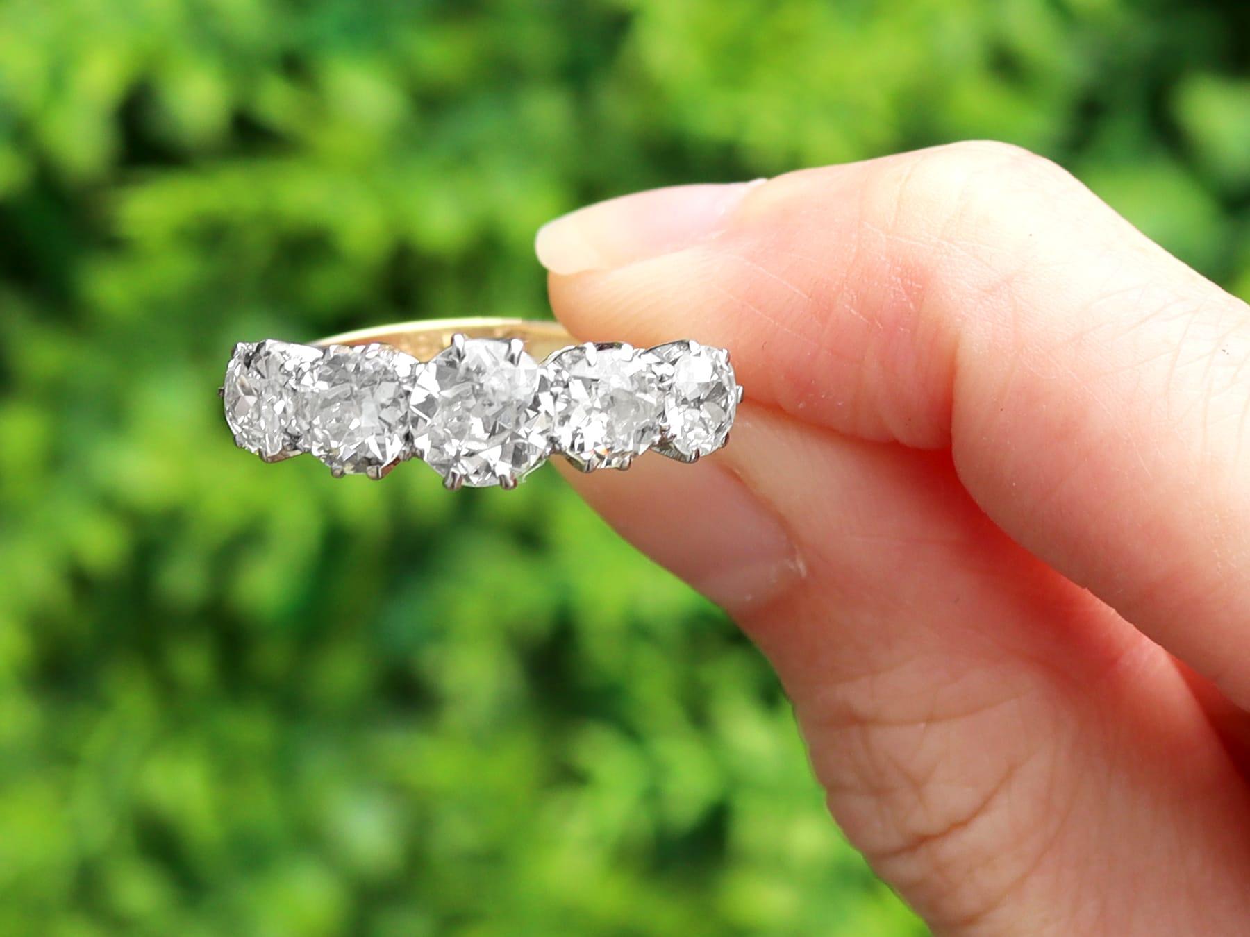 Ein atemberaubender, feiner und beeindruckender Ring aus 2,83 Karat Diamanten und 18 Karat Gelbgold, mit fünf Steinen in Platin besetzt; Teil unserer vielfältigen Kollektion von Diamantringen.

Dieser atemberaubende, feine und beeindruckende antike