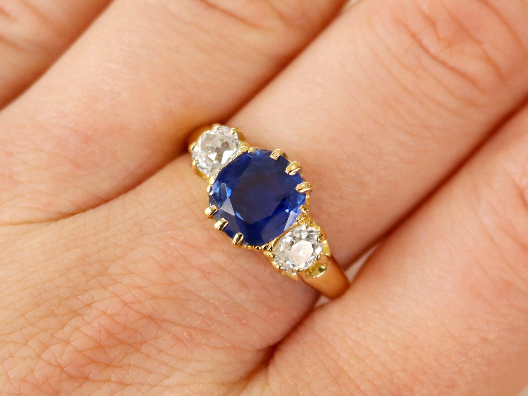 Taglio cuscino Anello antico con zaffiro di Ceylon da 2,84 carati e trilogia di diamanti da 1,04 carati in vendita