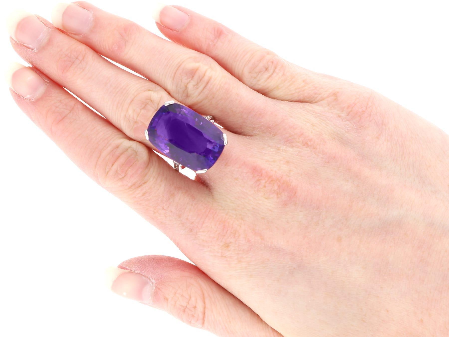 Bague ancienne en platine avec améthyste taille coussin de 28,50 carats et diamants, c. 1930 en vente 6