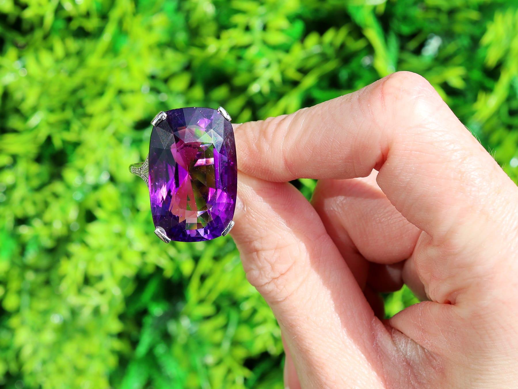 Une magnifique bague en platine avec une améthyste de 28,50 carats et un diamant de 0,08 carat. Cette bague fait partie de notre collection de bijoux anciens en améthyste.

Cette magnifique bague en améthyste ancienne, fine et impressionnante, a été