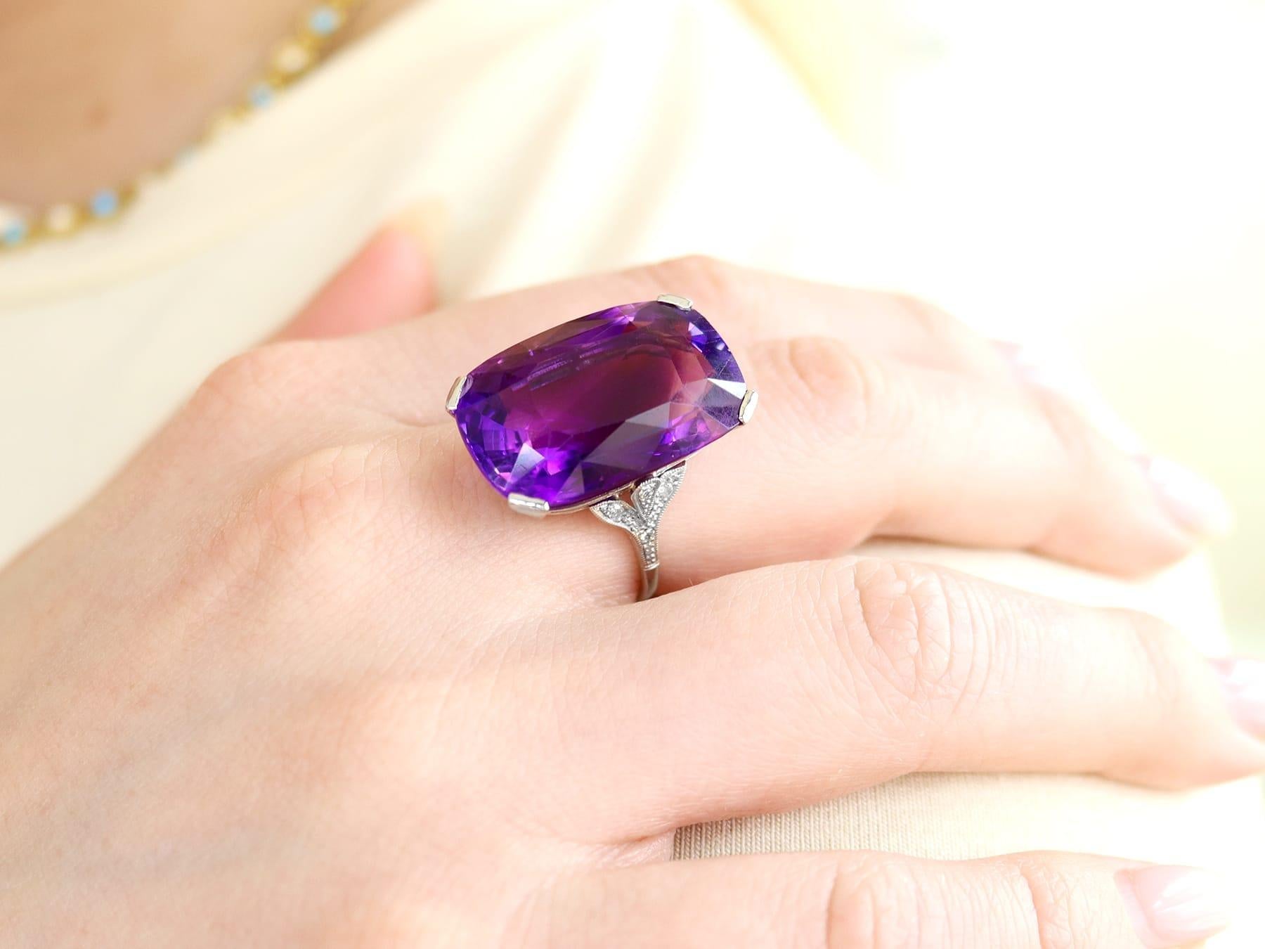Bague ancienne en platine avec améthyste taille coussin de 28,50 carats et diamants, c. 1930 Excellent état - En vente à Jesmond, Newcastle Upon Tyne