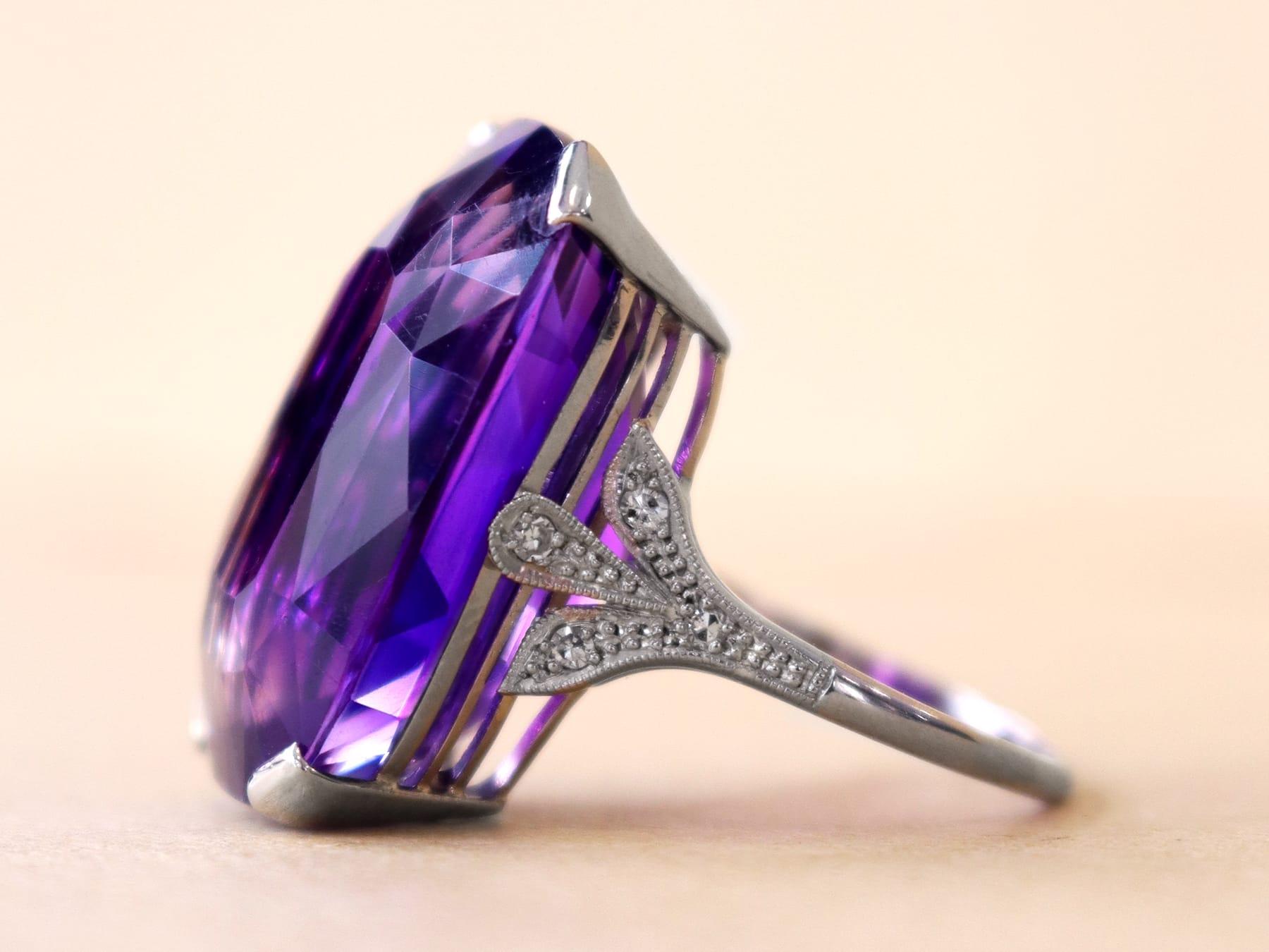 Bague ancienne en platine avec améthyste taille coussin de 28,50 carats et diamants, c. 1930 Unisexe en vente