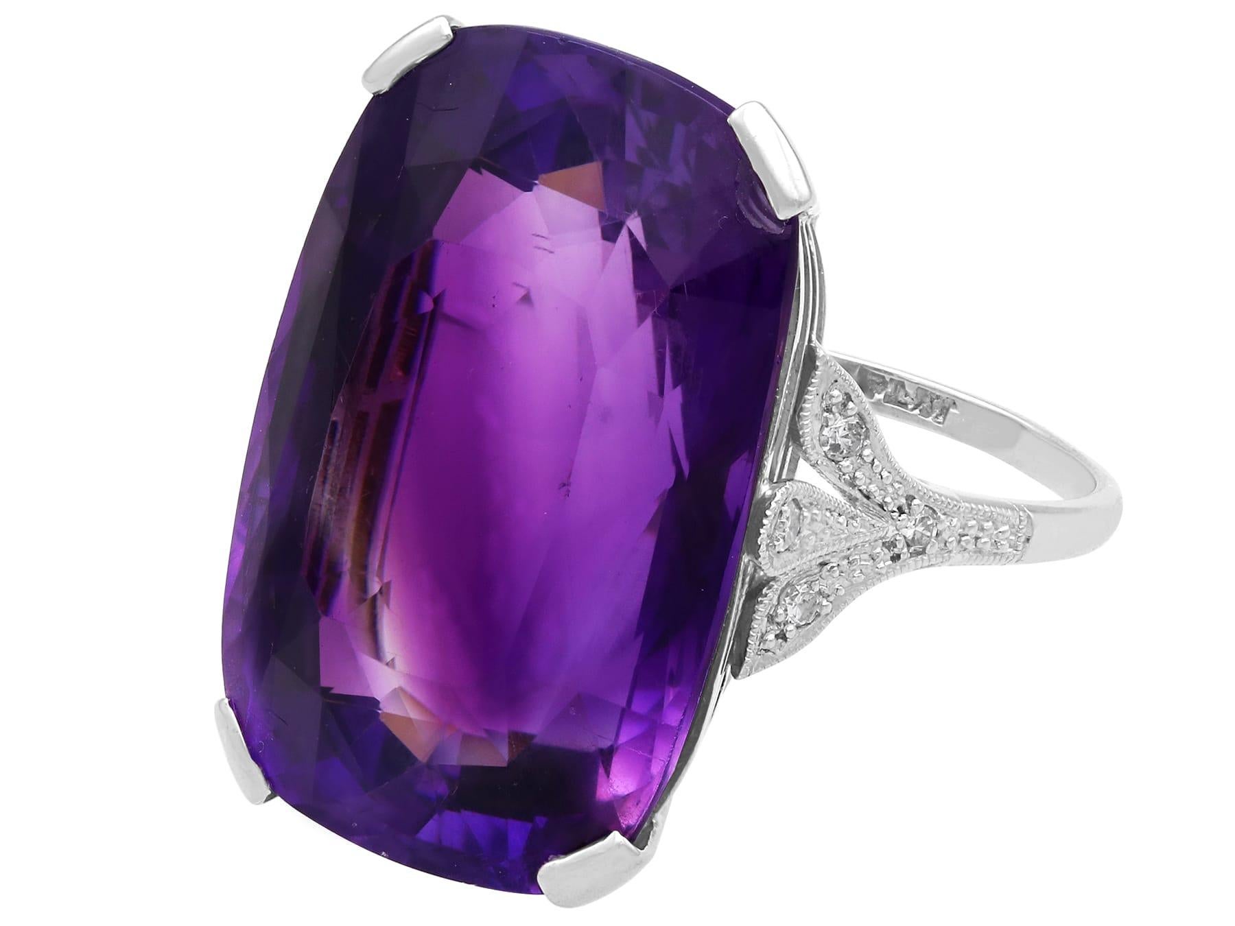 Bague ancienne en platine avec améthyste taille coussin de 28,50 carats et diamants, c. 1930 en vente 1