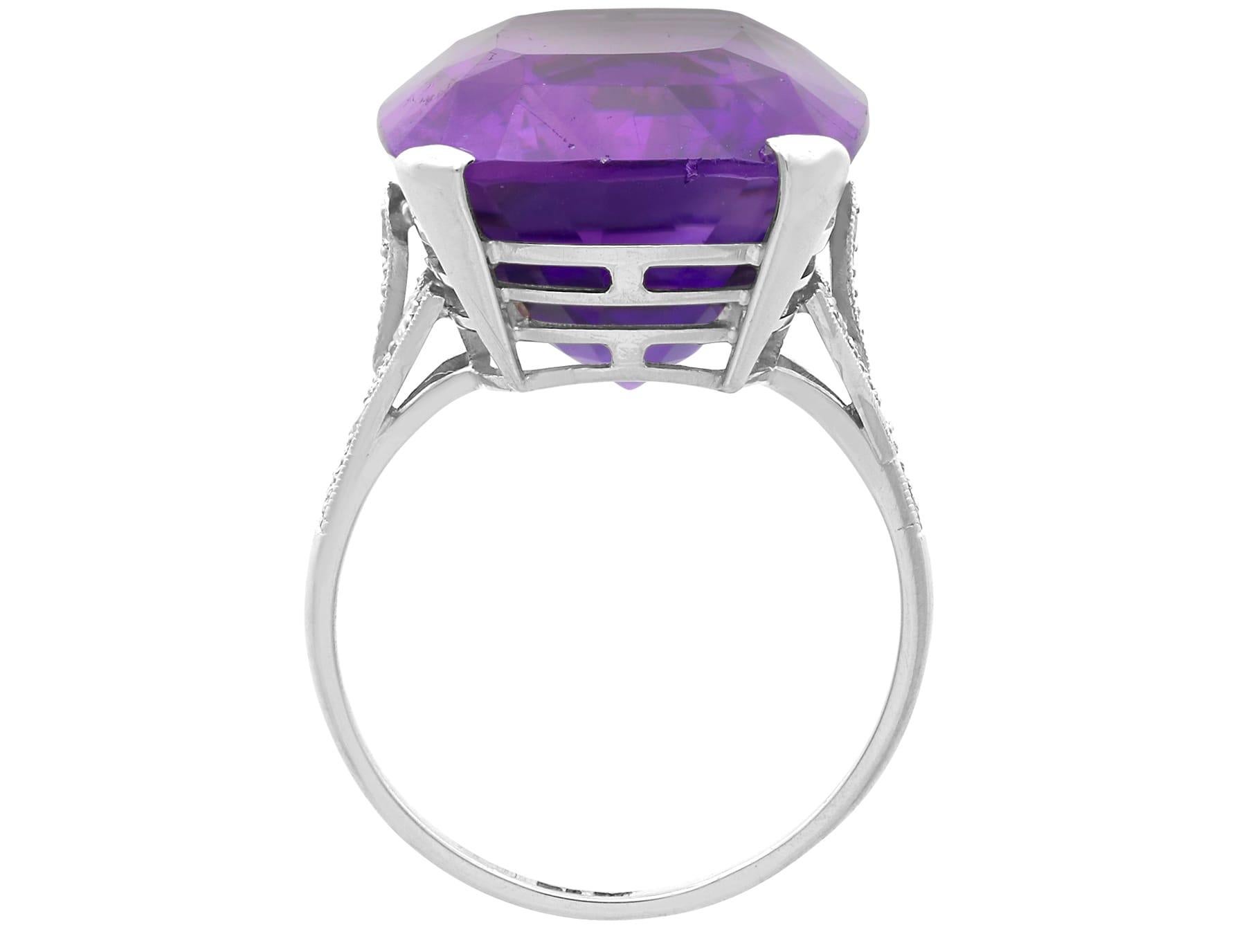 Bague ancienne en platine avec améthyste taille coussin de 28,50 carats et diamants, c. 1930 en vente 3