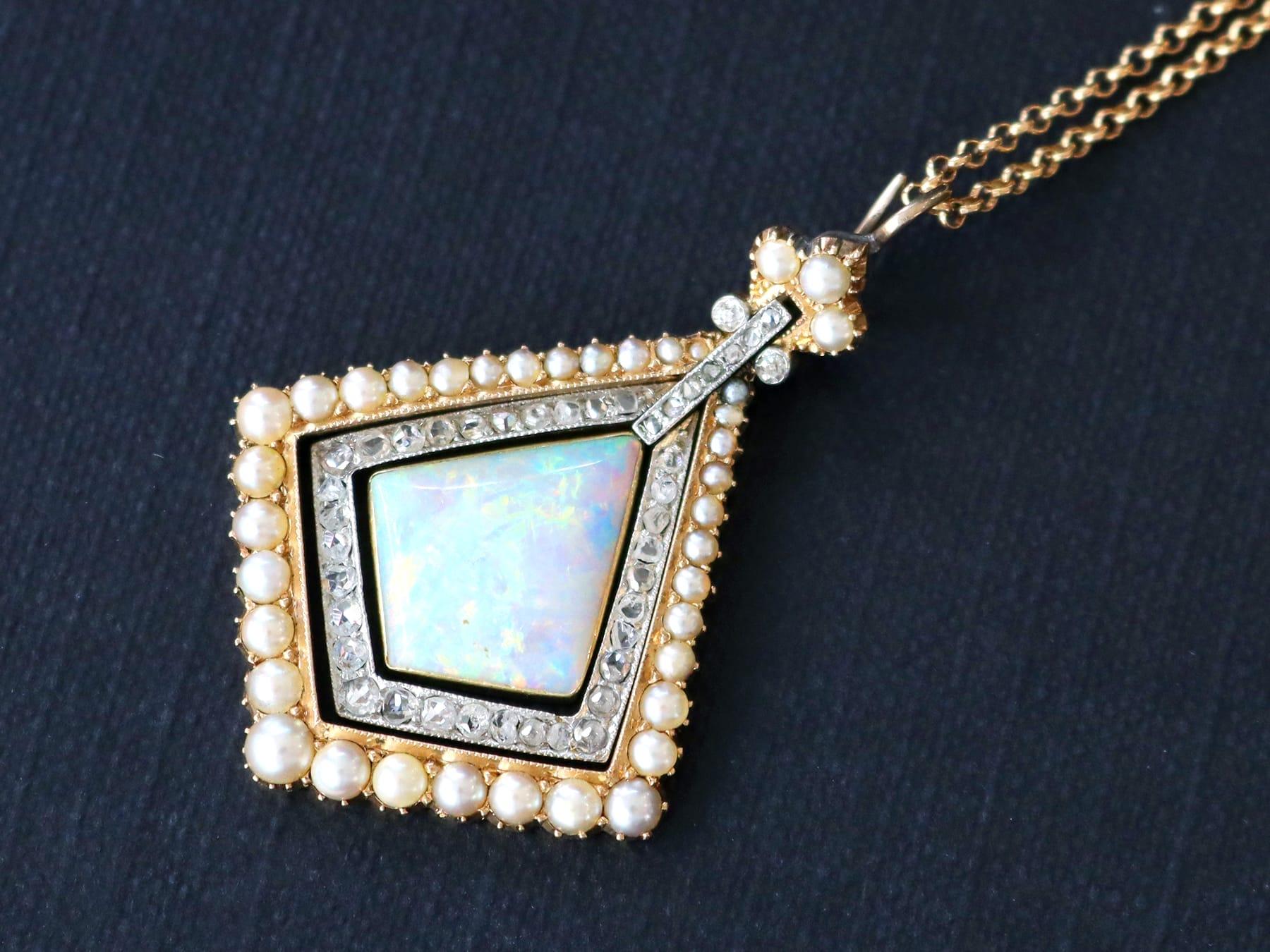 Superbe pendentif ancien en opale de 2,88 carats, diamant de 0,84 carat, perle de rocaille, or jaune et blanc de 15 carats et chaîne en or jaune de 9 carats, faisant partie de nos diverses collections de bijoux anciens.

Cette perle étonnante, fine