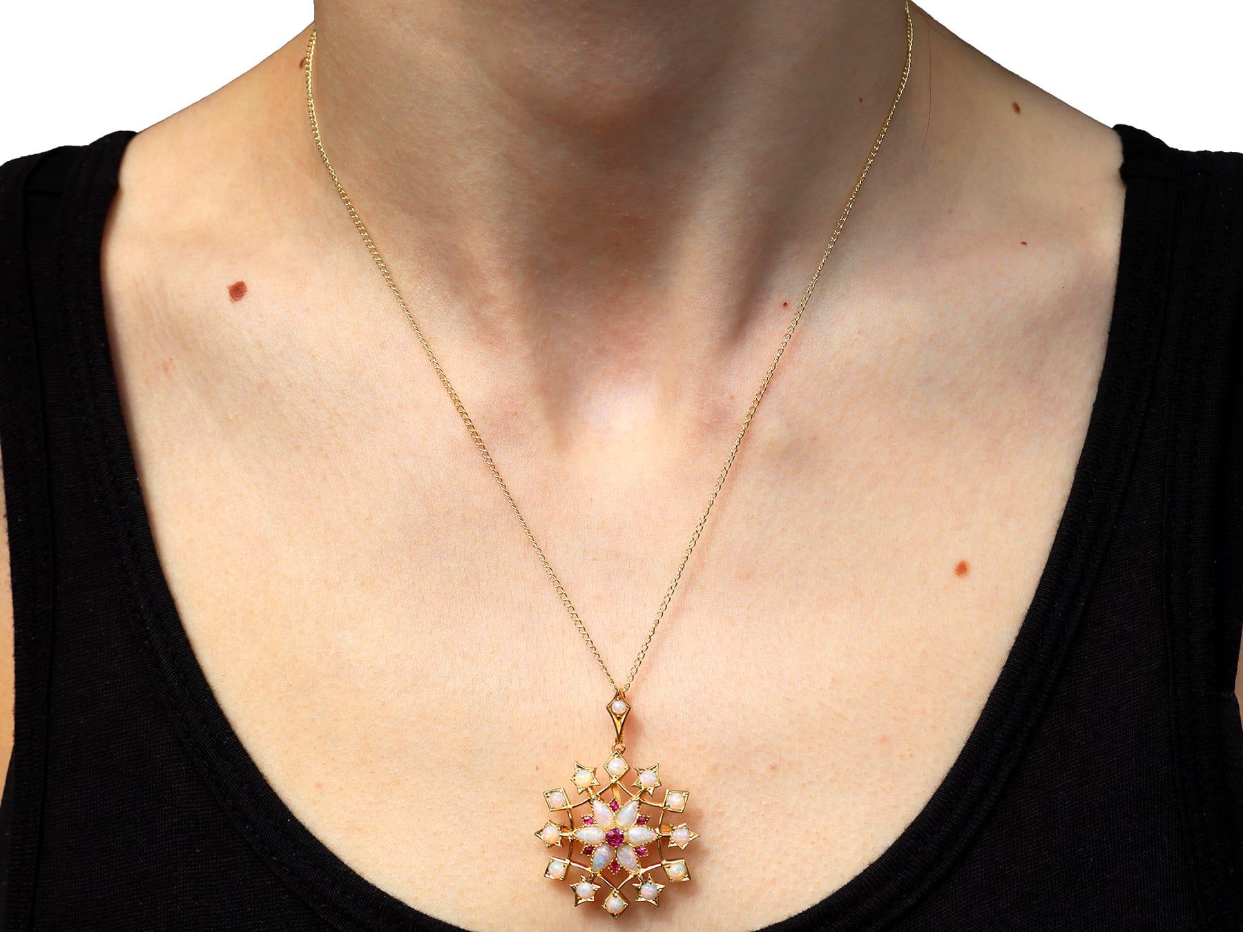 Antique 2.90ct Opal 0.25ct Ruby and 15ct Yellow Gold Pendant / Brooch Circa 1900 en vente 8
