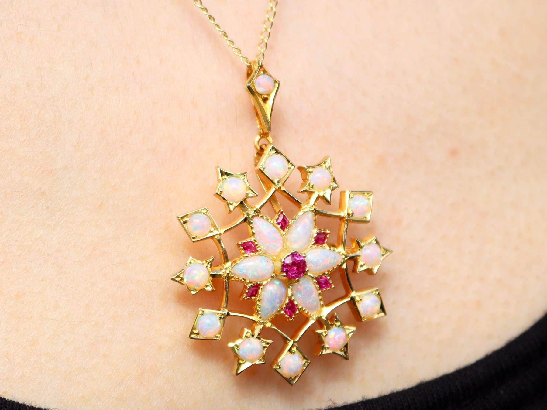 Antique 2.90ct Opal 0.25ct Ruby and 15ct Yellow Gold Pendant / Brooch Circa 1900 en vente 9
