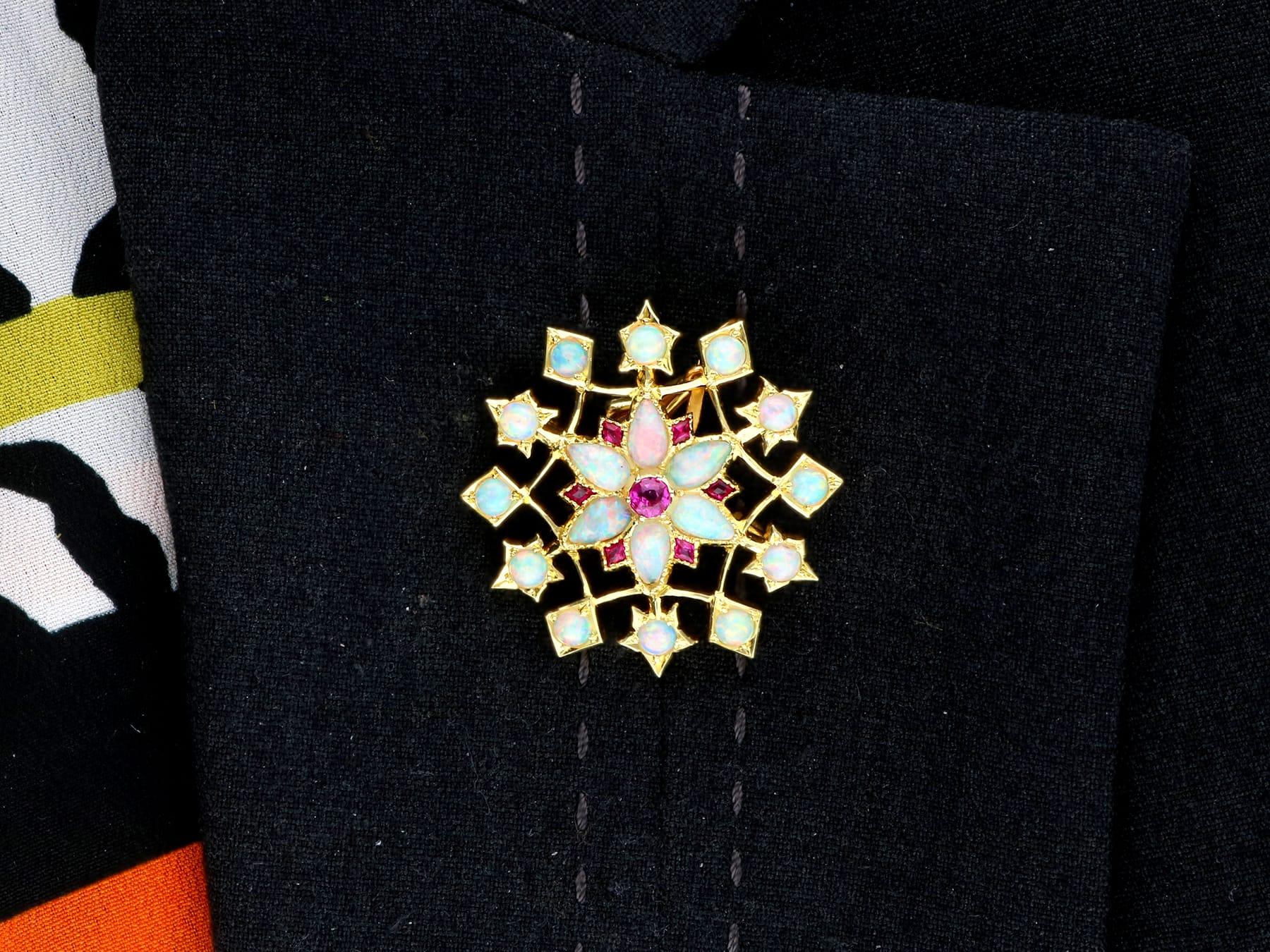 Antique 2.90ct Opal 0.25ct Ruby and 15ct Yellow Gold Pendant / Brooch Circa 1900 en vente 10