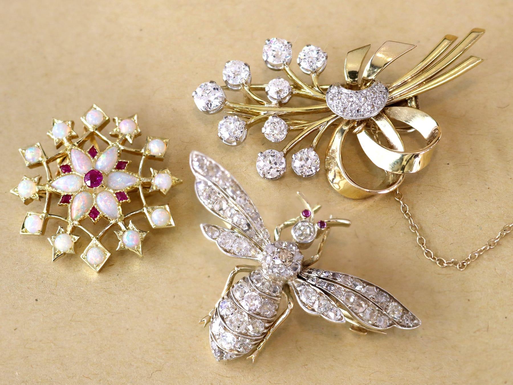 Antique 2.90ct Opal 0.25ct Ruby and 15ct Yellow Gold Pendant / Brooch Circa 1900 Excellent état - En vente à Jesmond, Newcastle Upon Tyne