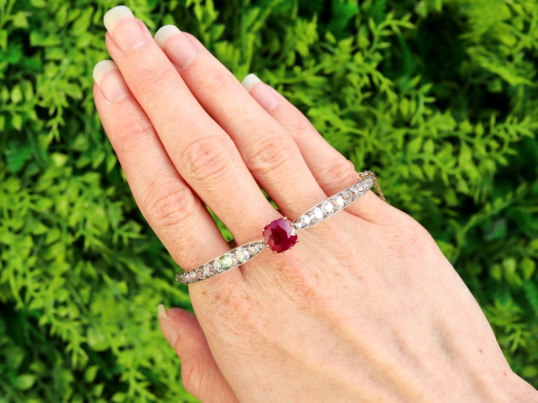 Impresionante brazalete victoriano antiguo de 2,90 quilates de rubíes y 4,12 quilates de diamantes, engastado en oro rosa de 18 quilates y plata; forma parte de nuestras diversas colecciones de joyas victorianas antiguas. 

Este impresionante