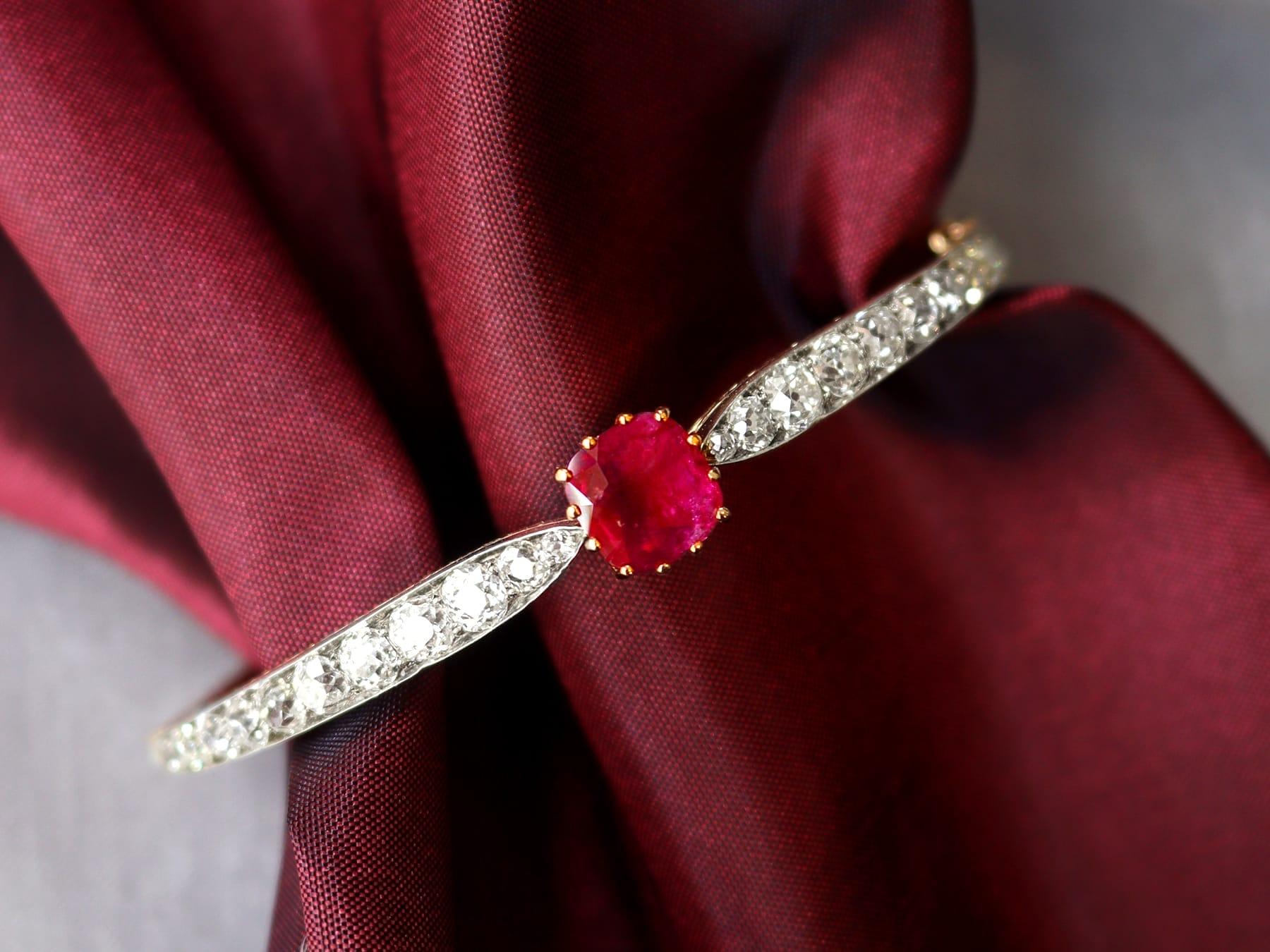 Brazalete antiguo de oro rosa de 18 quilates con rubí de 2,90 quilates y diamantes de 4,12 quilates - Circa 1890 Victoriano en venta