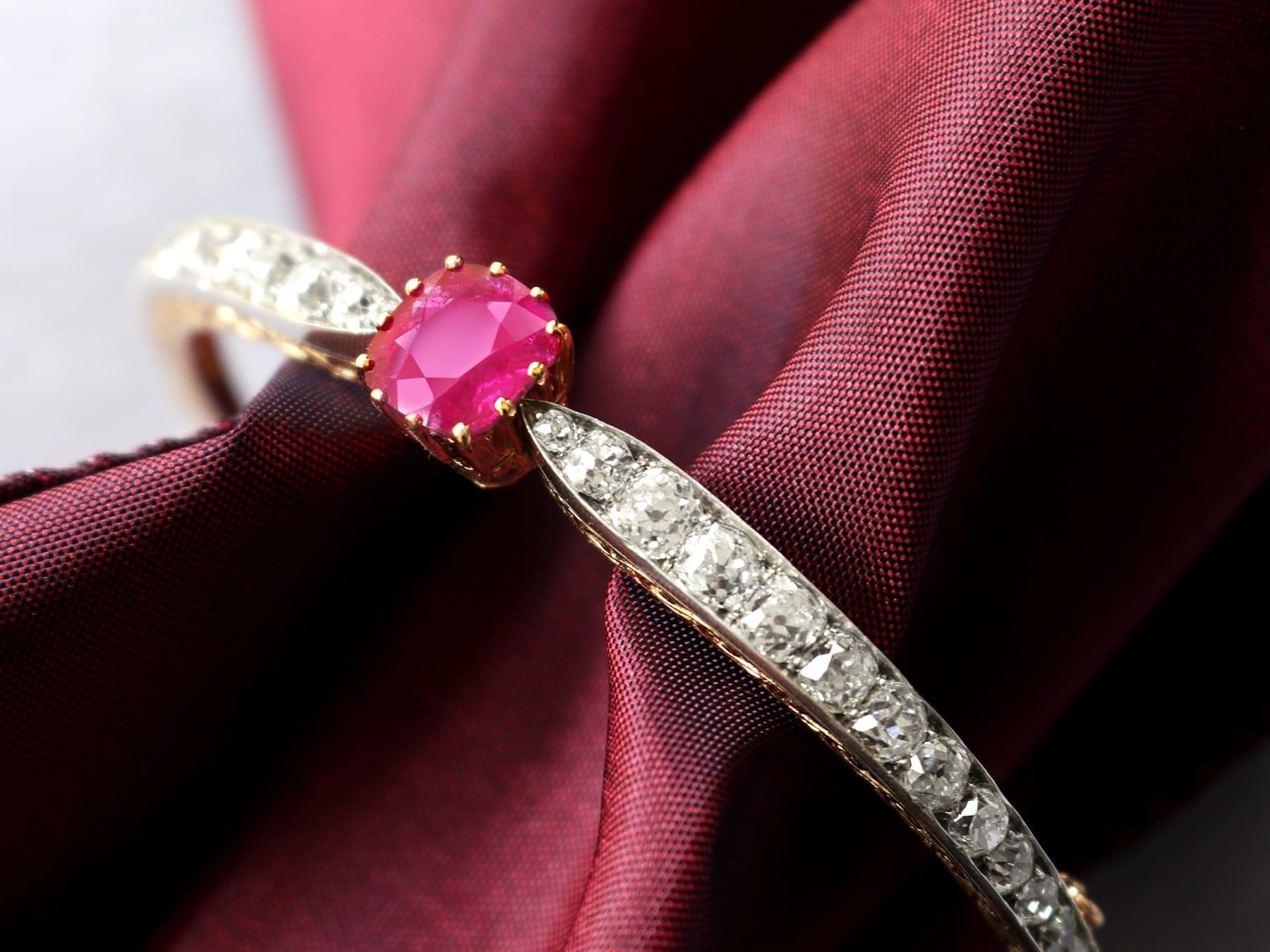 Brazalete antiguo de oro rosa de 18 quilates con rubí de 2,90 quilates y diamantes de 4,12 quilates - Circa 1890 Corte cojín en venta