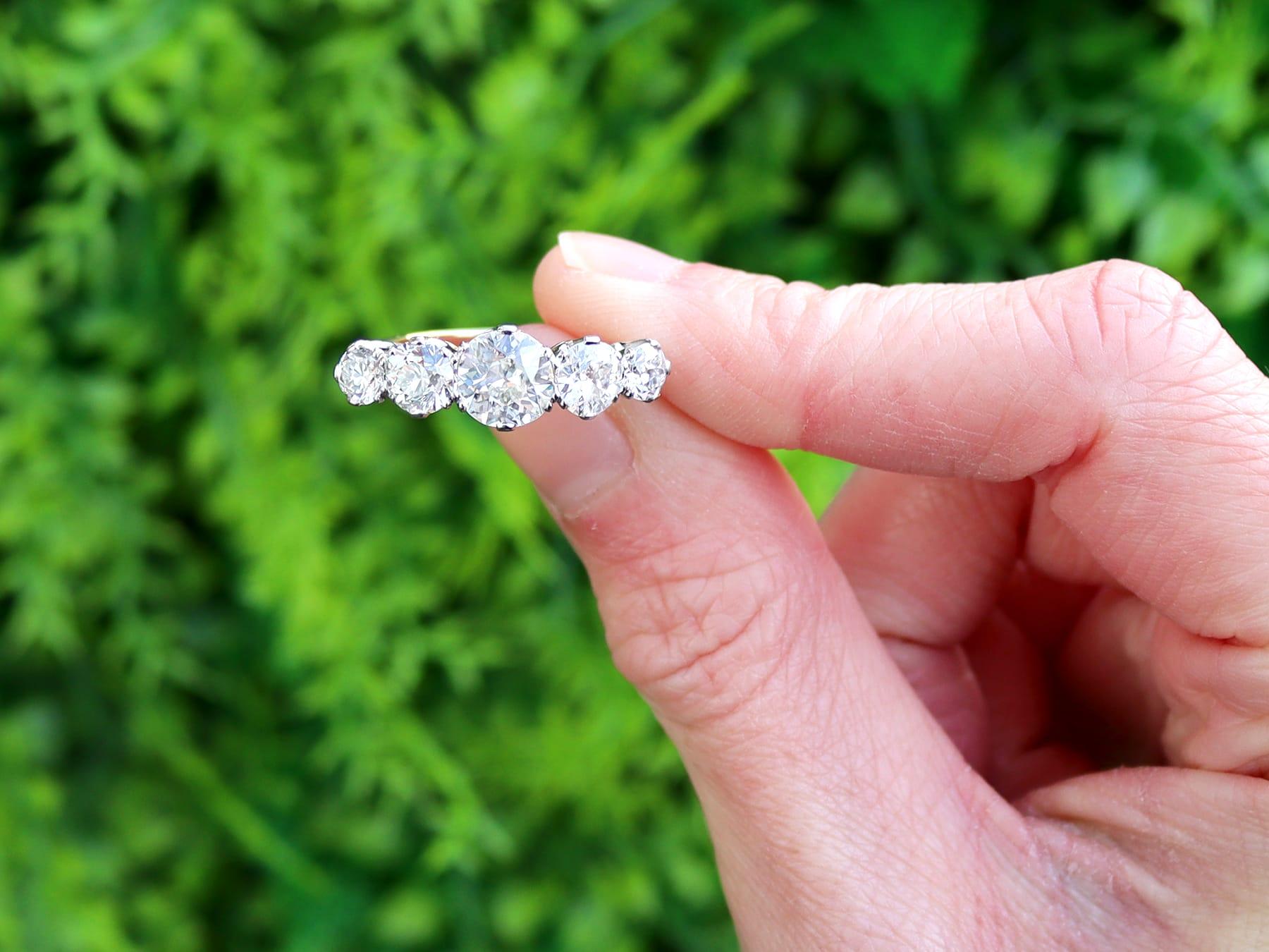 Un impresionante, fino e impresionante anillo de diamantes de 2,92 quilates y cinco piedras engastadas en oro amarillo de 18 quilates y oro blanco de 18 quilates; forma parte de nuestras diversas colecciones de joyas antiguas de diamantes y joyas de